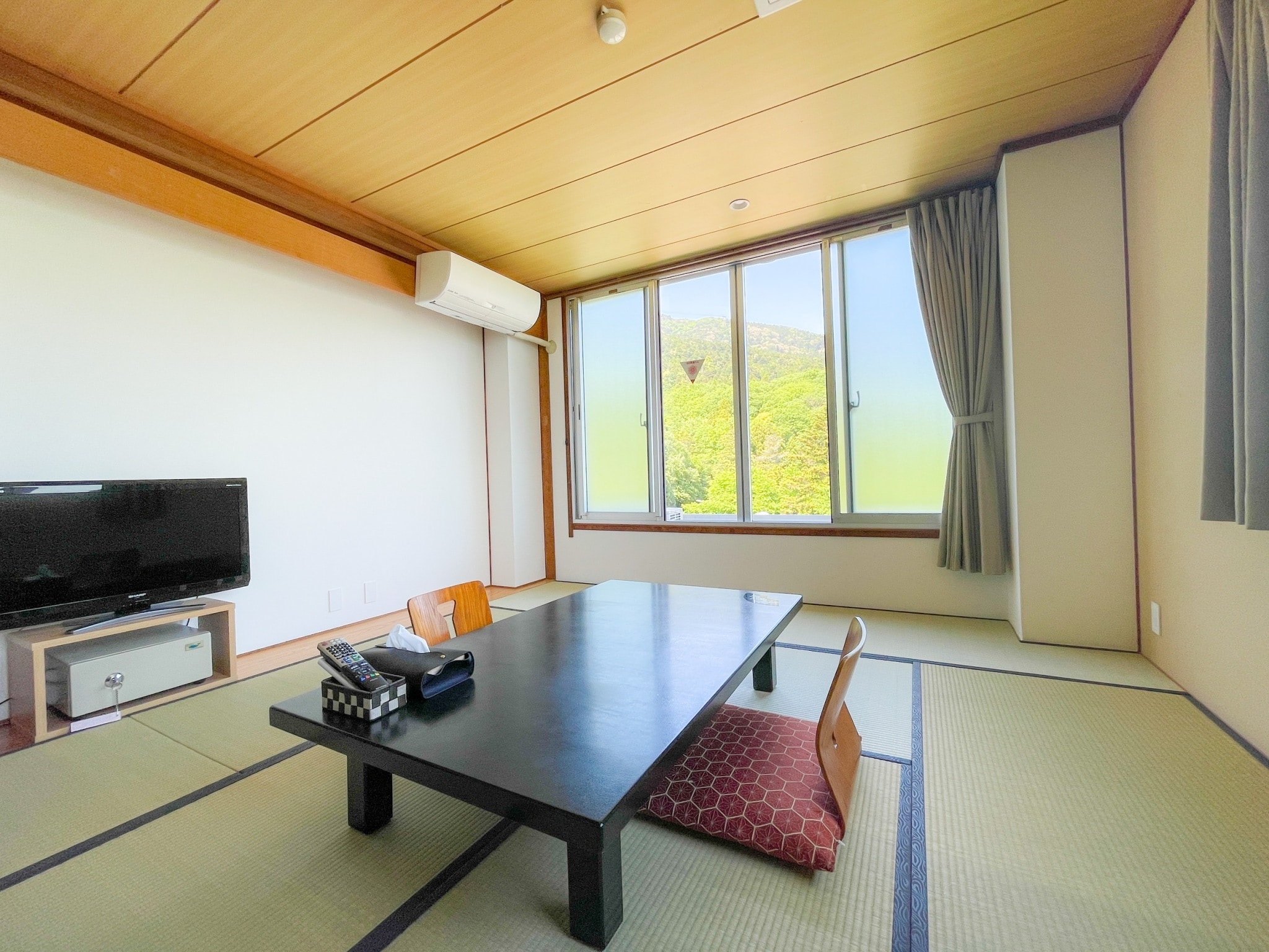 Japanese-style room with a view of Mt. Tsukuba [10 tatami mats]