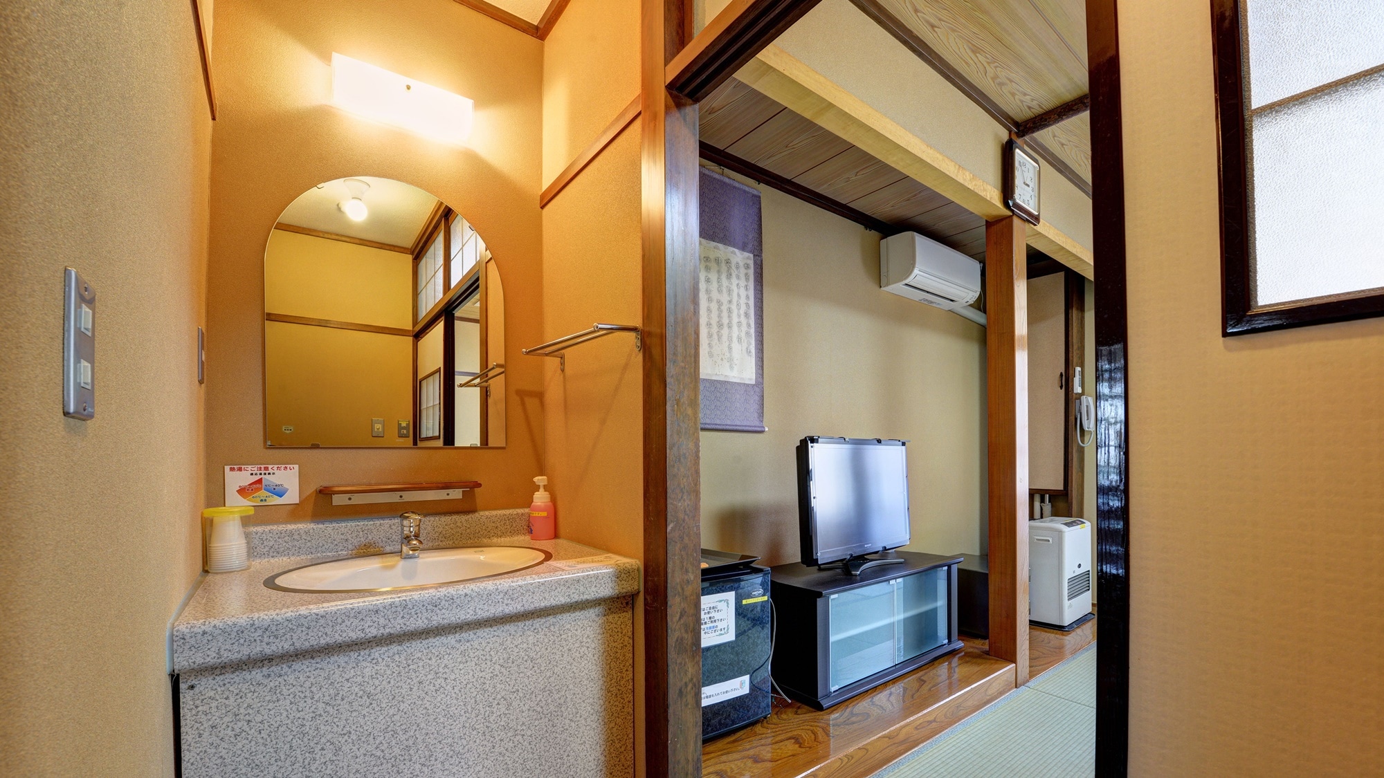 *[Special offer: 8 tatami Japanese-style room with washroom] This room has a shared toilet, so it is available at a special price♪