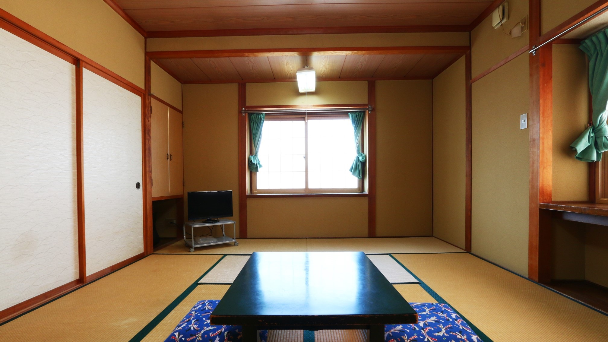 □【Relaxing room】Japanese-style room with 10 tatami mats. We will assign it to you depending on the number of people.