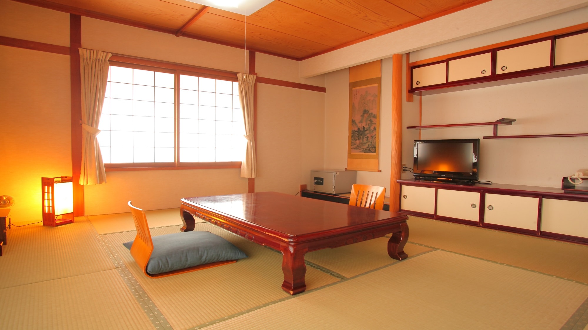 [Japanese-style room 10 tatami mats] A pure Japanese-style room with a comfortable size. (One case)