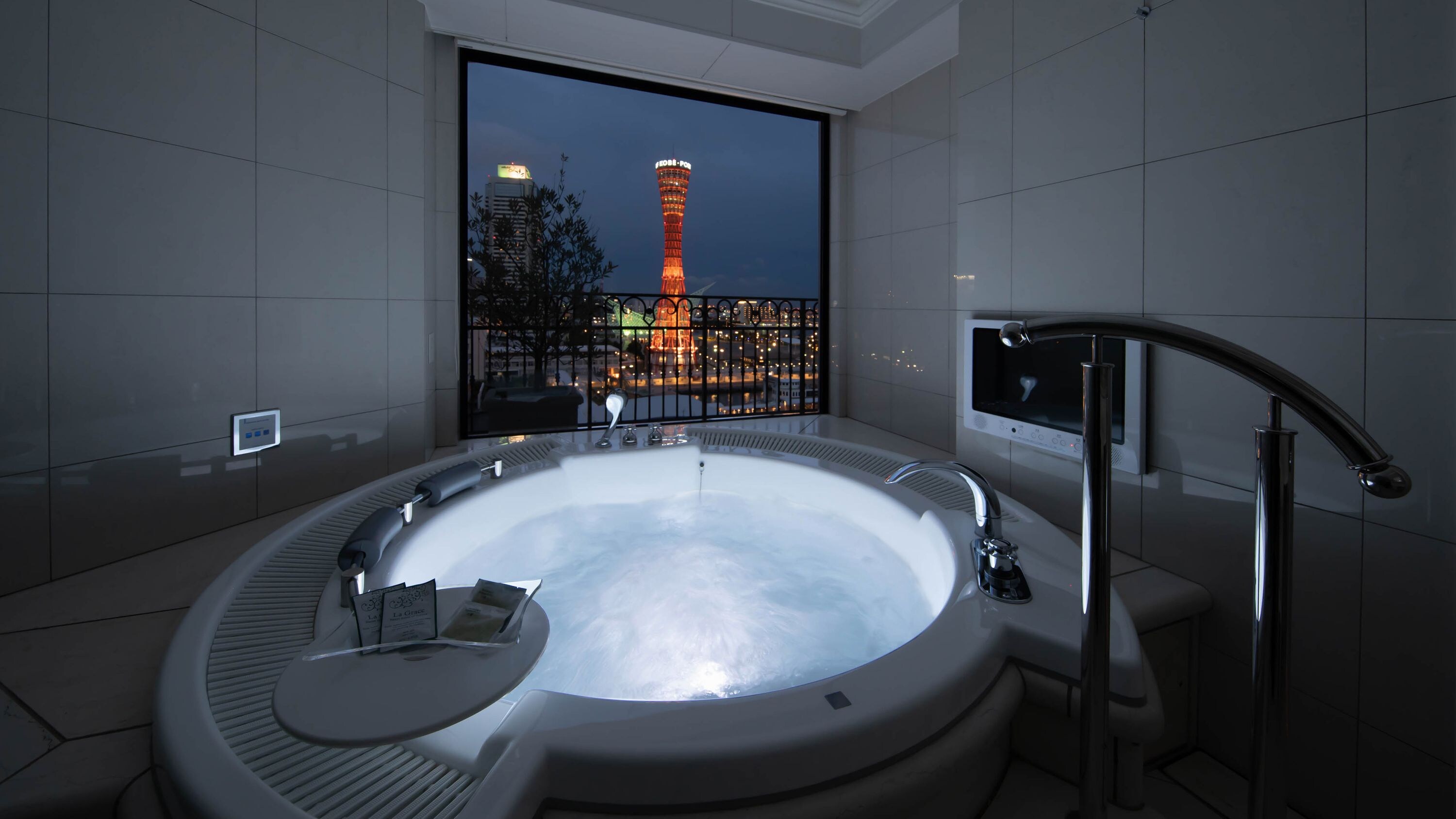 Jackson's large circular jacuzzi bath (Grace Suite)