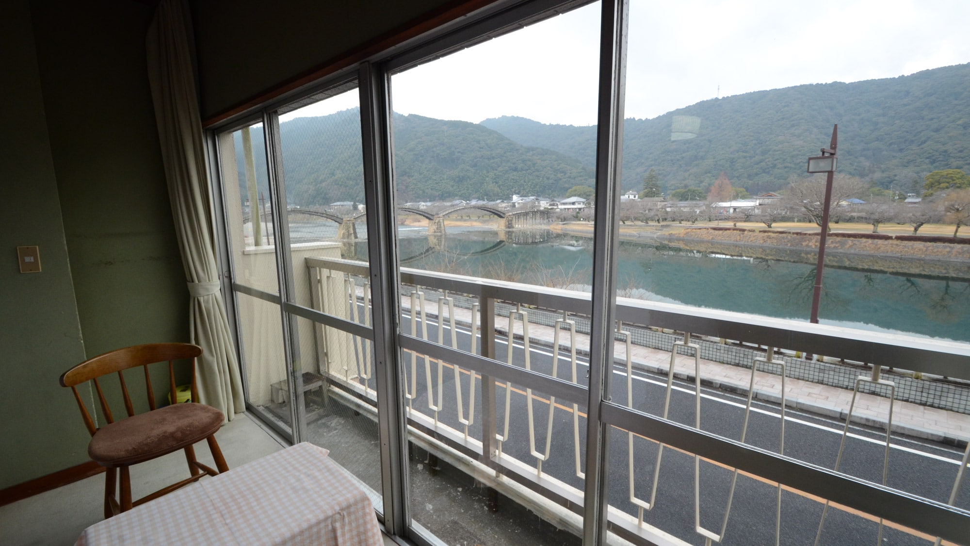 *From the riverside rooms you can see the Kintai Bridge in all four seasons.