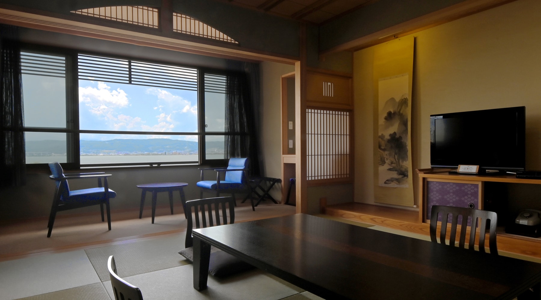 Room on the 4th floor of the main building on the lake side (high floor, 10 tatami mats). Enjoy the autumn leaves of the street trees in autumn and the snowy scenery in winter.
