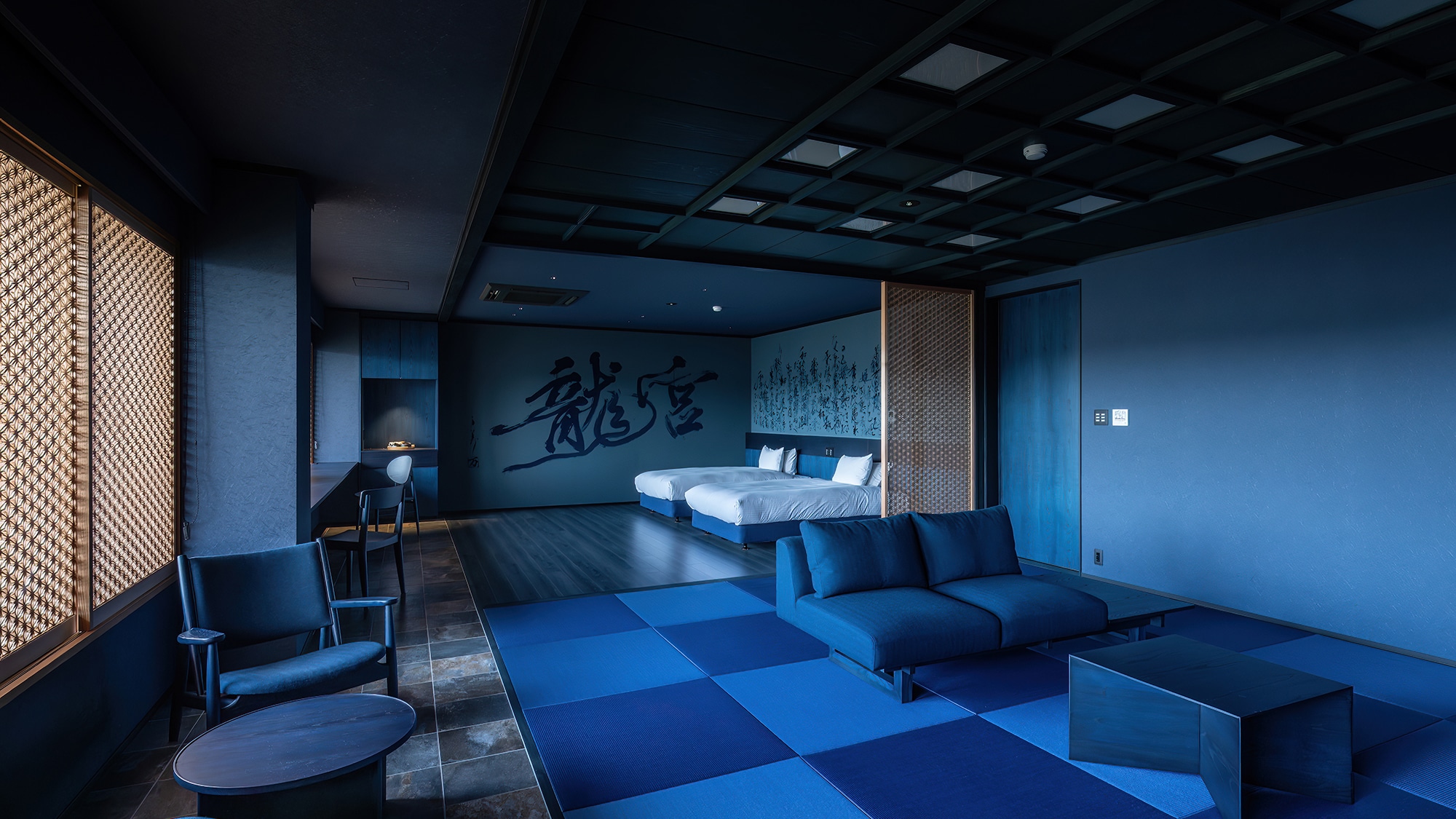 [Ruang Artis Ryugu] Ruang yang dipadukan dengan warna biru tua, termasuk kaligrafi karya kaligrafer Mami dan furnitur ARIAKE.