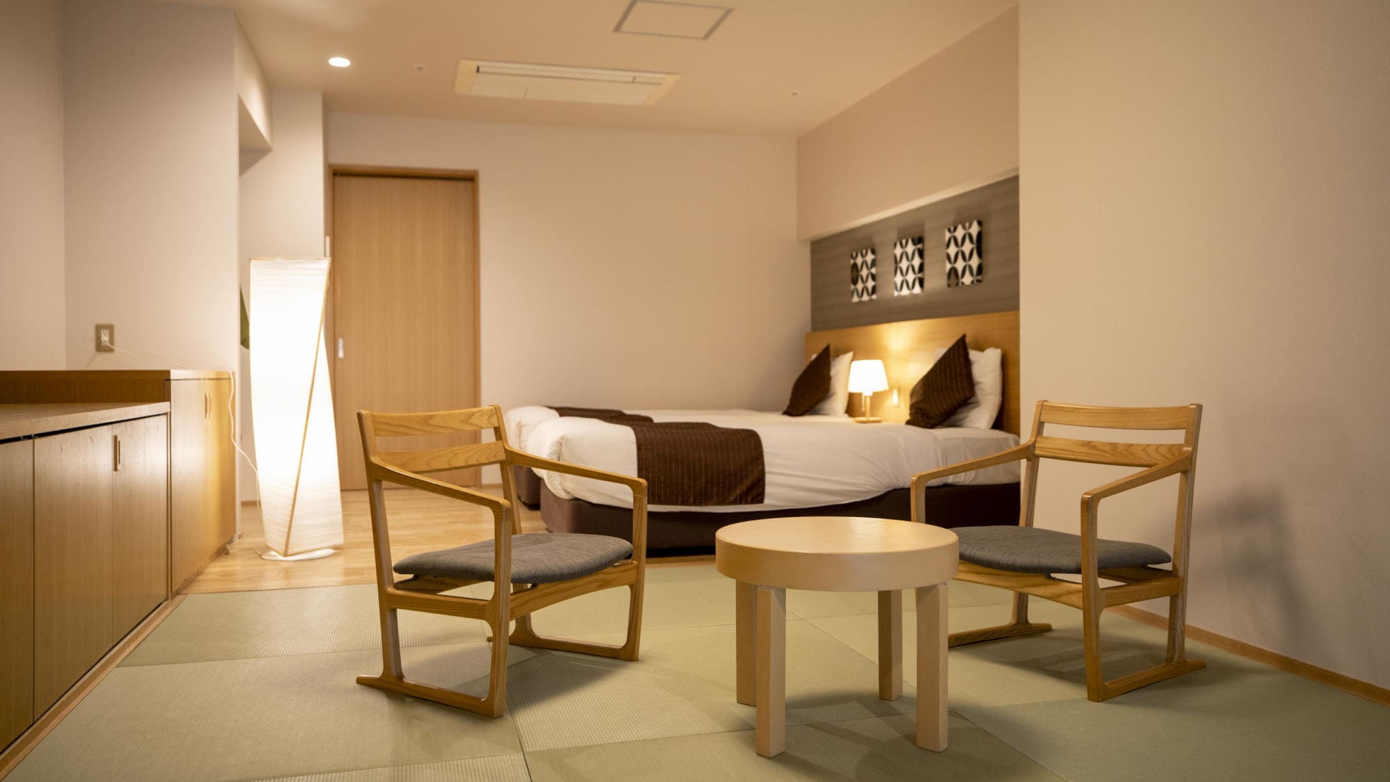 An example of a Japanese-Western style room with a semi-open-air cypress bath