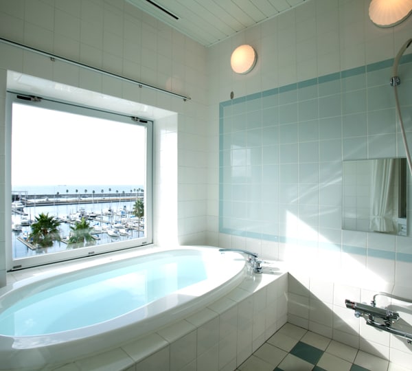 Pemandian pemandangan laut (kamar mandi / balkon dengan pemandangan laut)