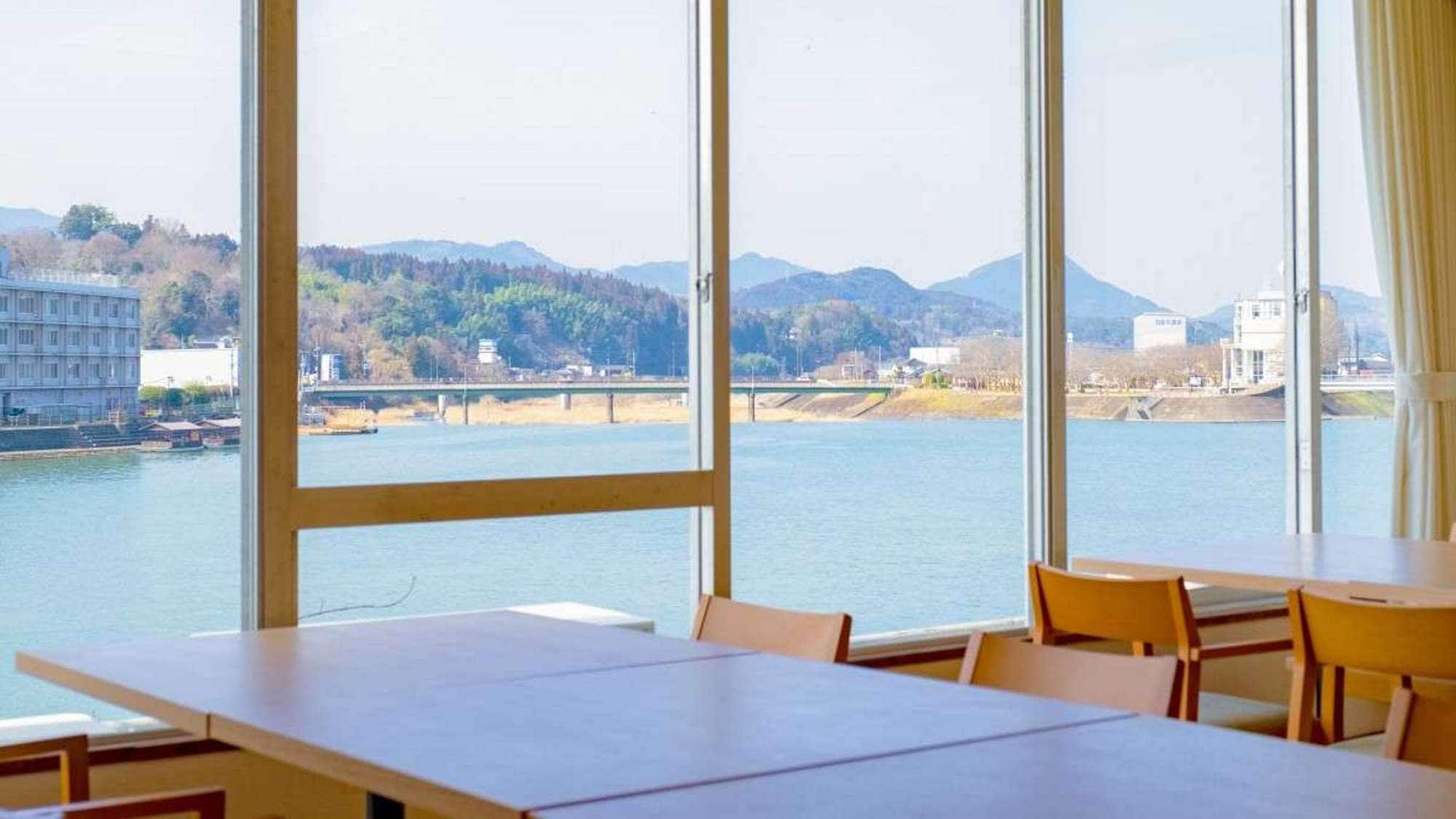 餐廳之一。 2樓的天龍。面向水鄉日田的象徵三隈川。