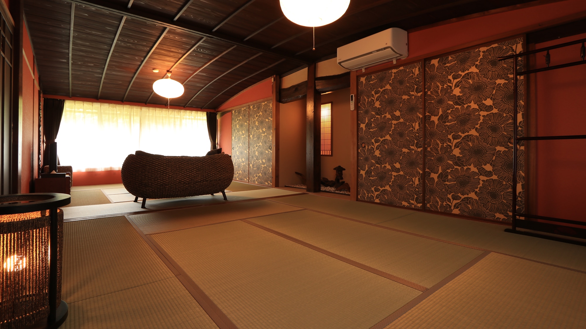 Spacious space [Retro Japanese-style room 16 tatami mats]