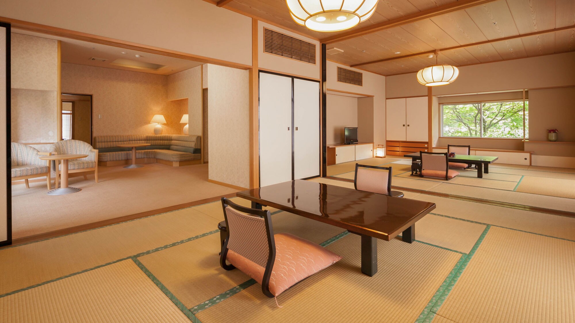 The special room has two Japanese-style rooms and a living room. It is the highest-class VIP room. It is also suitable for repeat guests.