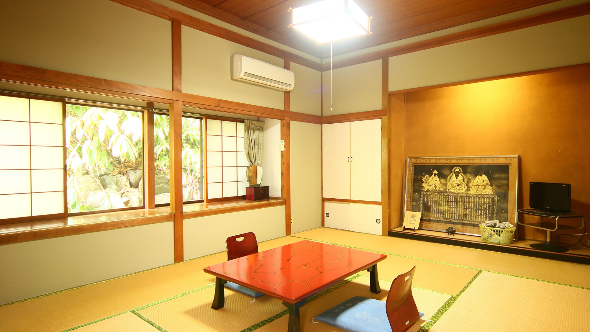 Guest Rooms: Japanese-style rooms with a traditional Japanese atmosphere. Each room is separated by a sliding door.