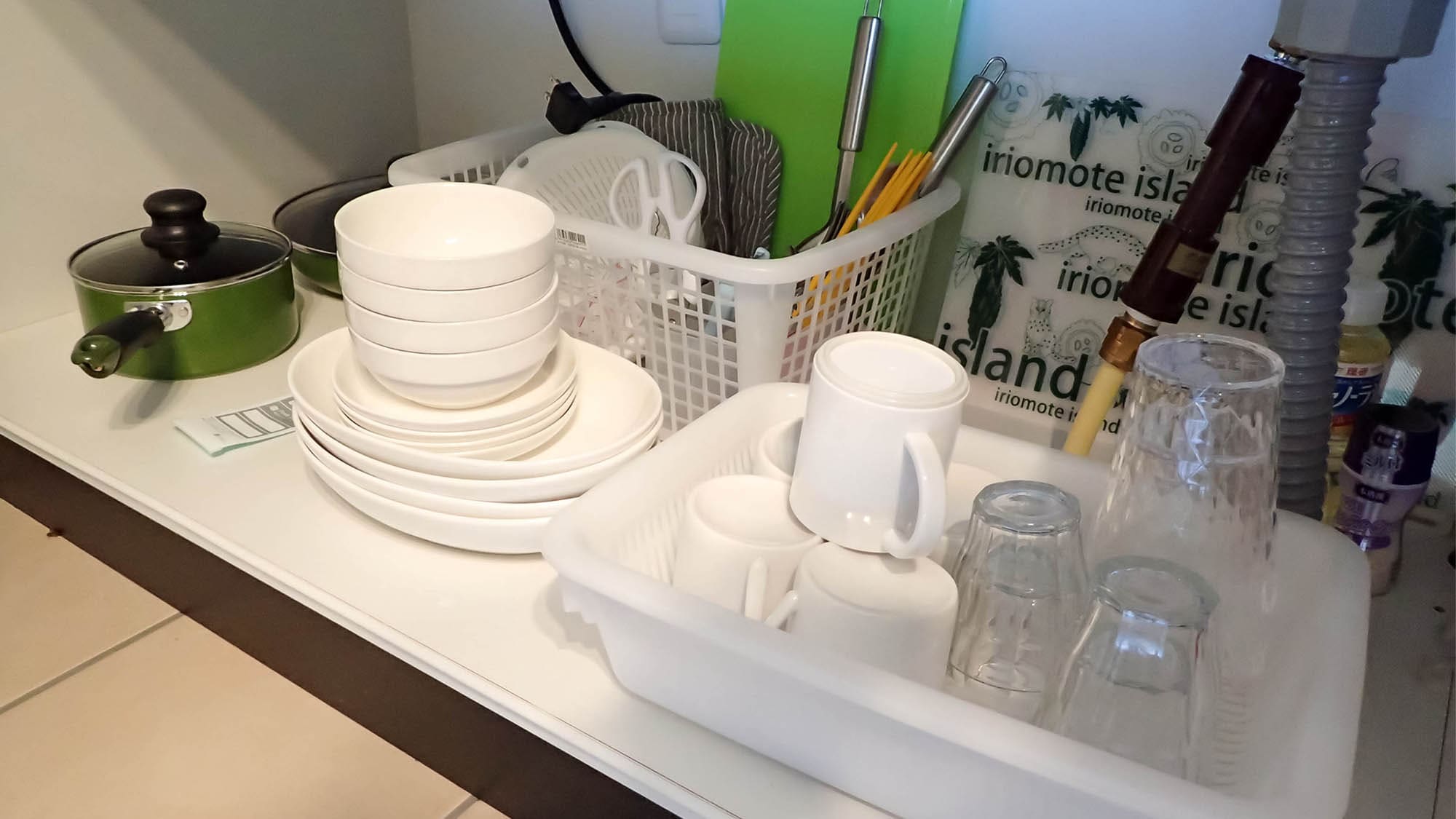 ・ [Kitchen] We also have a large number of tableware.