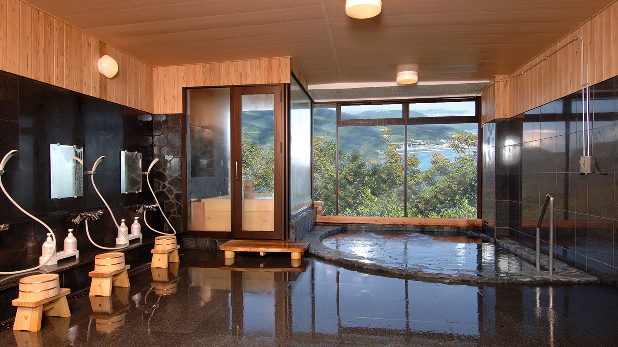 浴場雖然較小，但設有可欣賞美景的露天浴池。
