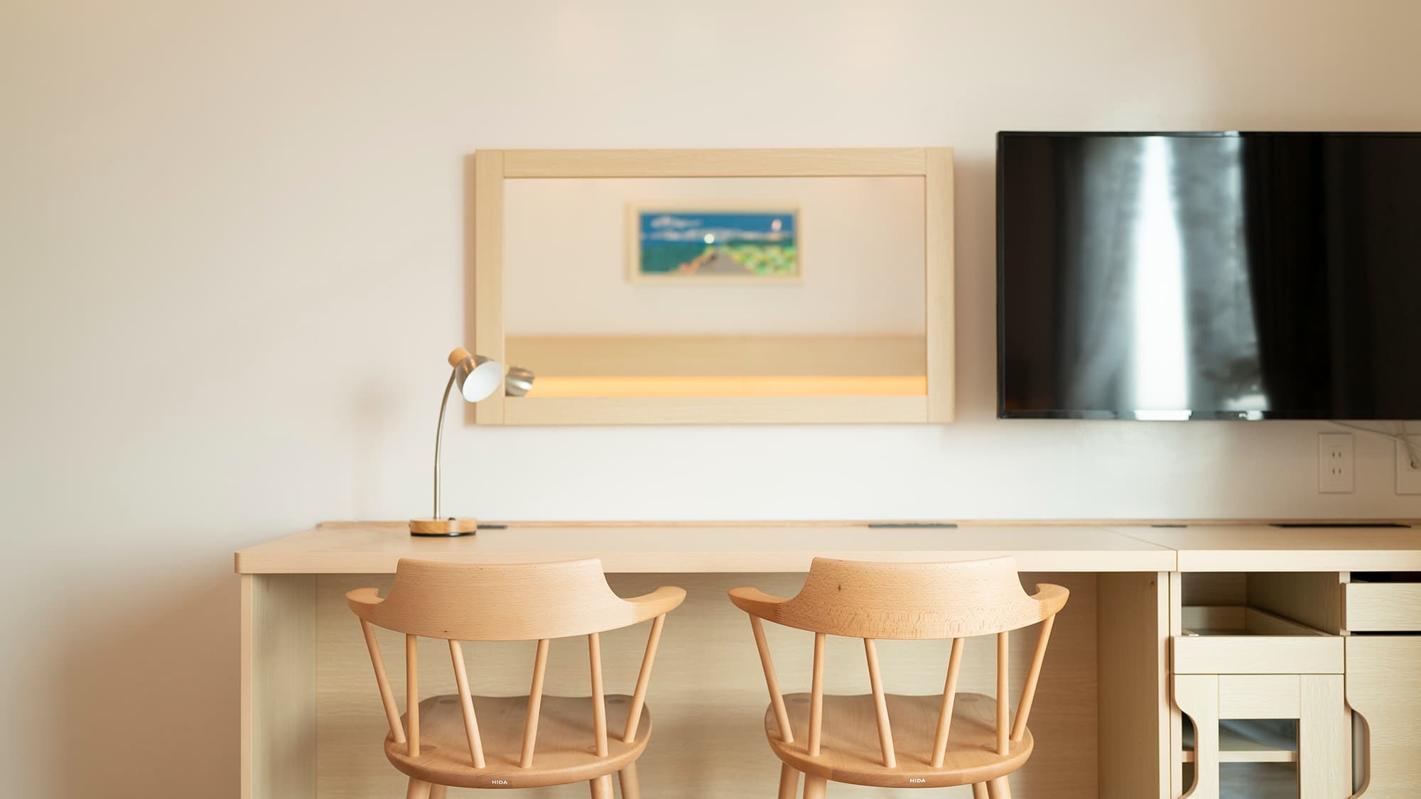 ห้องพักแขก (โต๊ะเขียนหนังสือและทีวี)