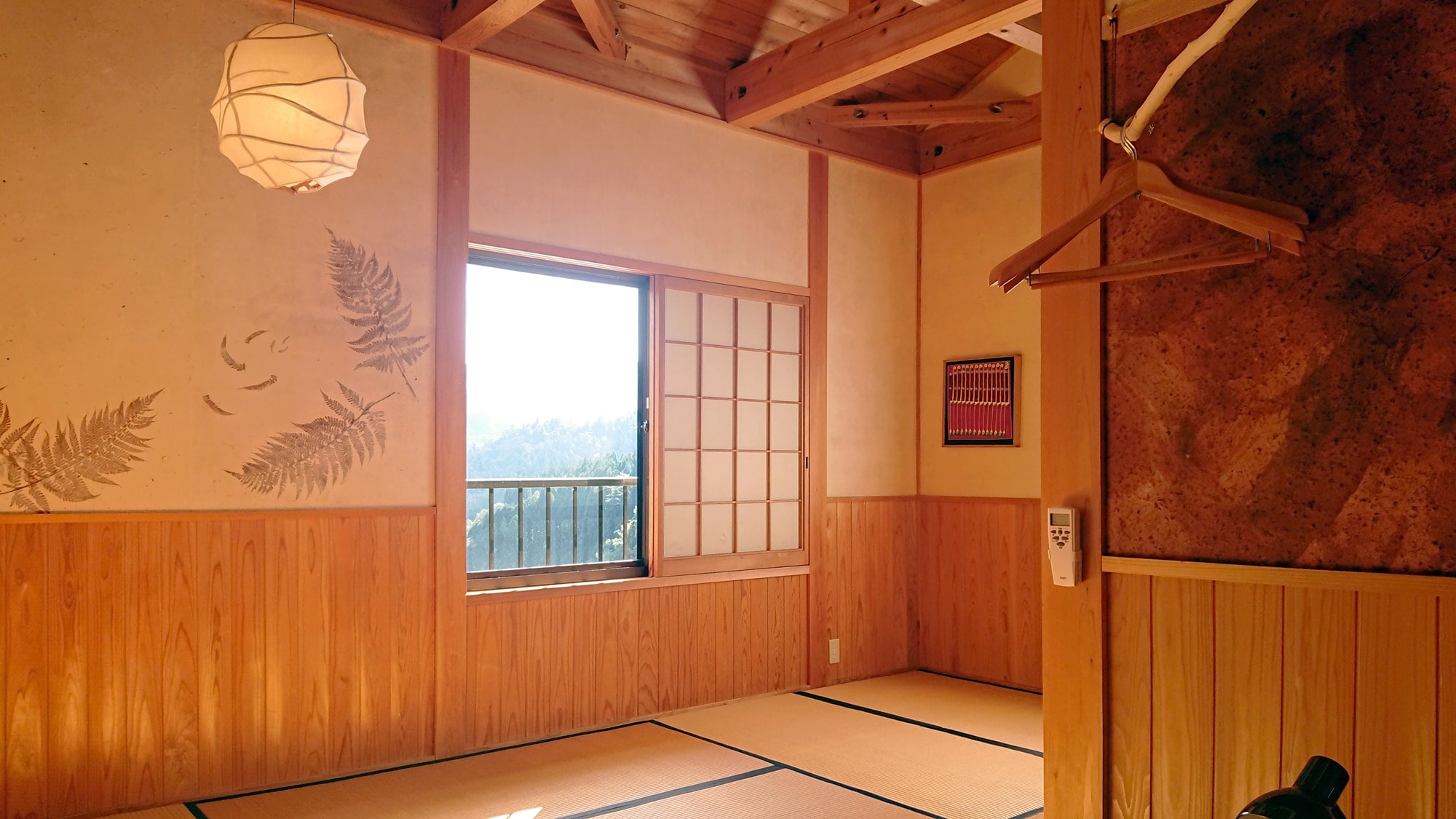 [Guest room] Japanese-style room with 8 tatami mats. The calm decoration is a paper craft interior.