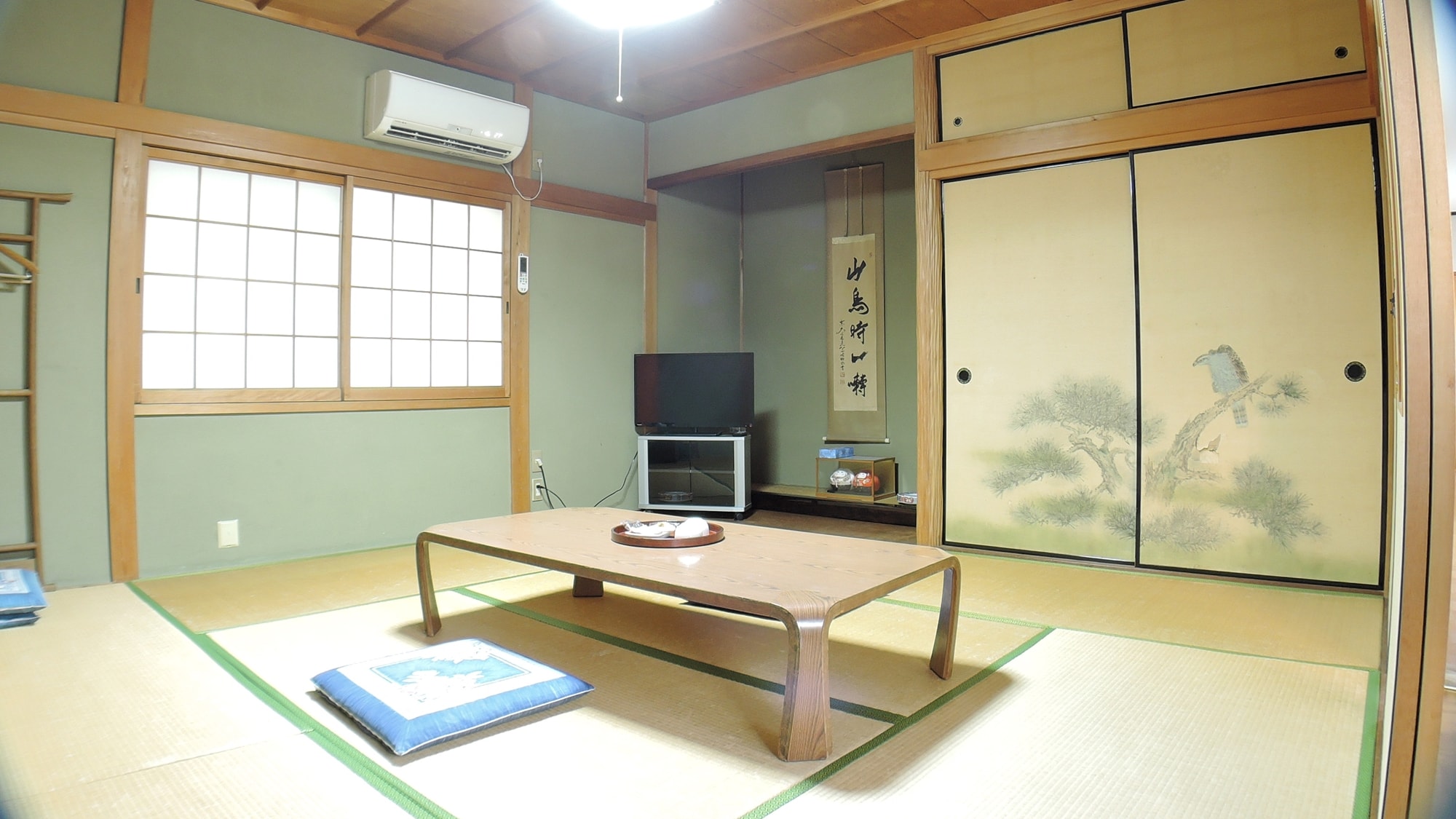 * <Japanese-style room 8 tatami mats> Please relax in a tatami room.