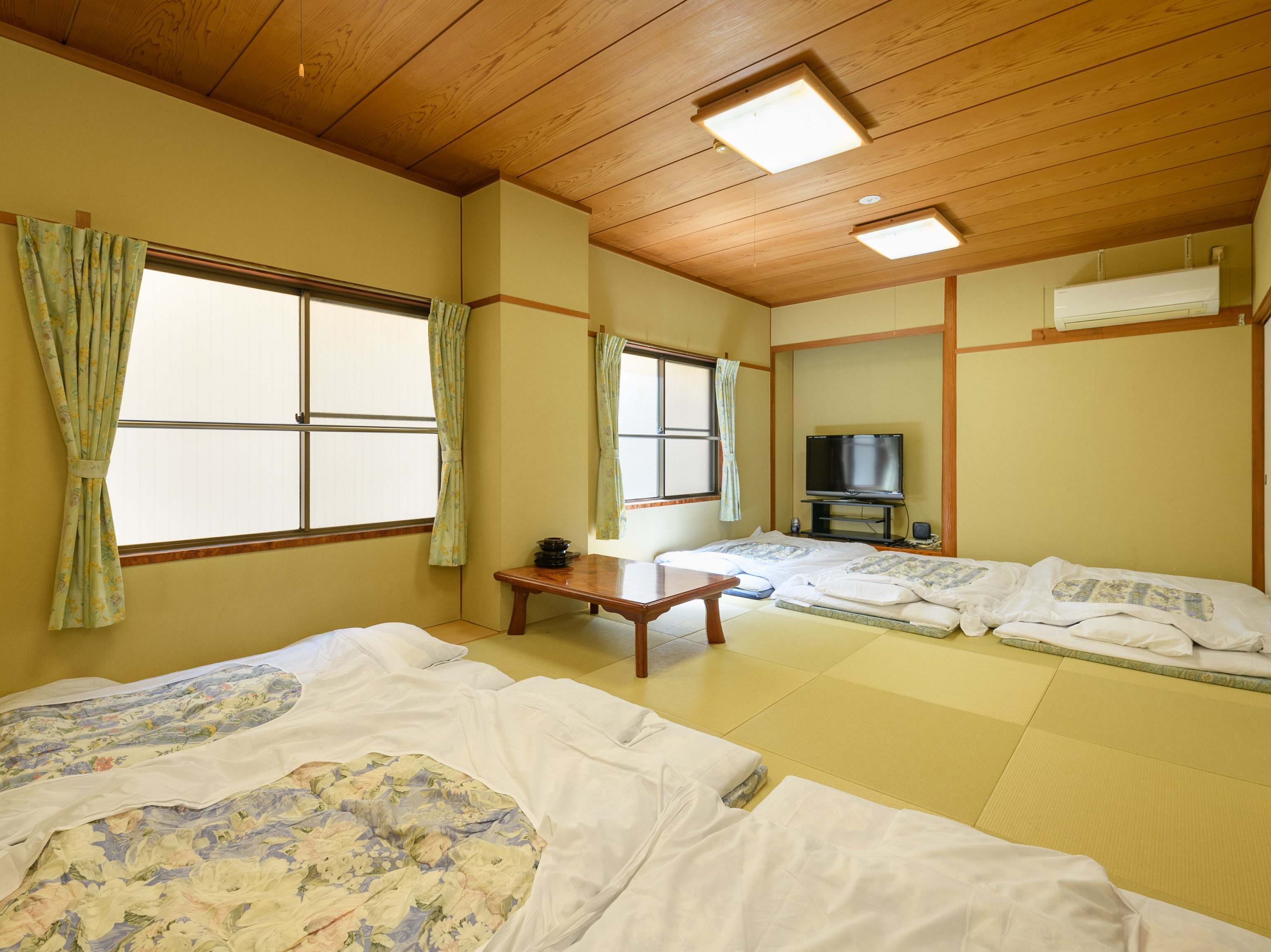 [Smoking] Japanese-style room for 1 to 6 people (shared bath and toilet)