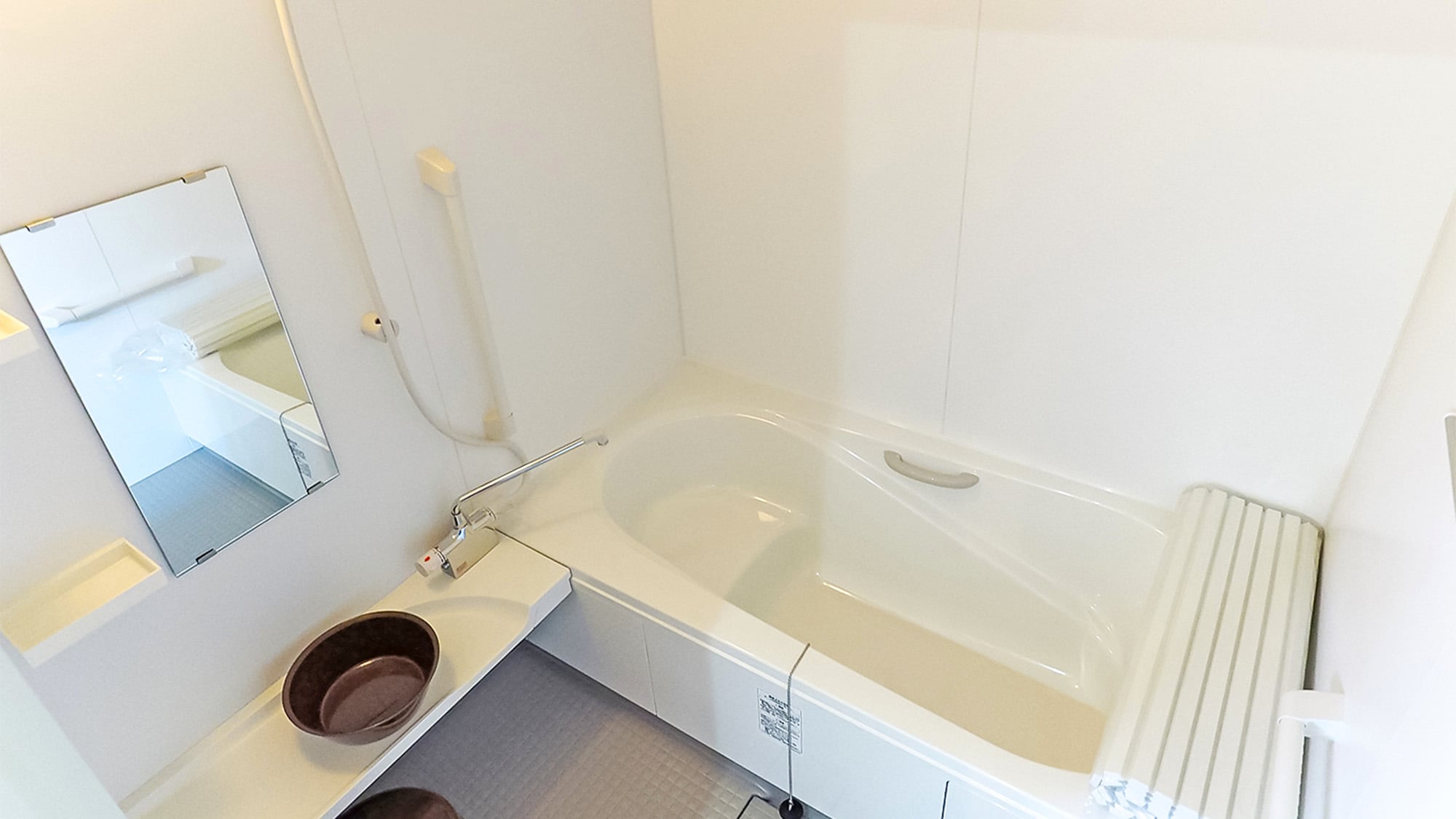 ・ [主要小屋]以白色為基礎的干淨浴室