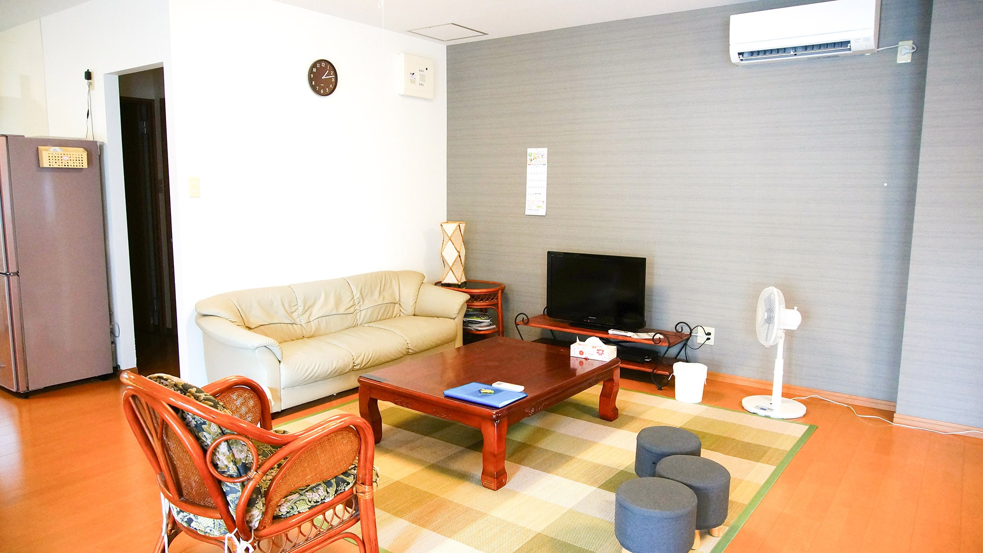 ・"Annex" living room: Air conditioning and electric fans are provided for your comfort.
