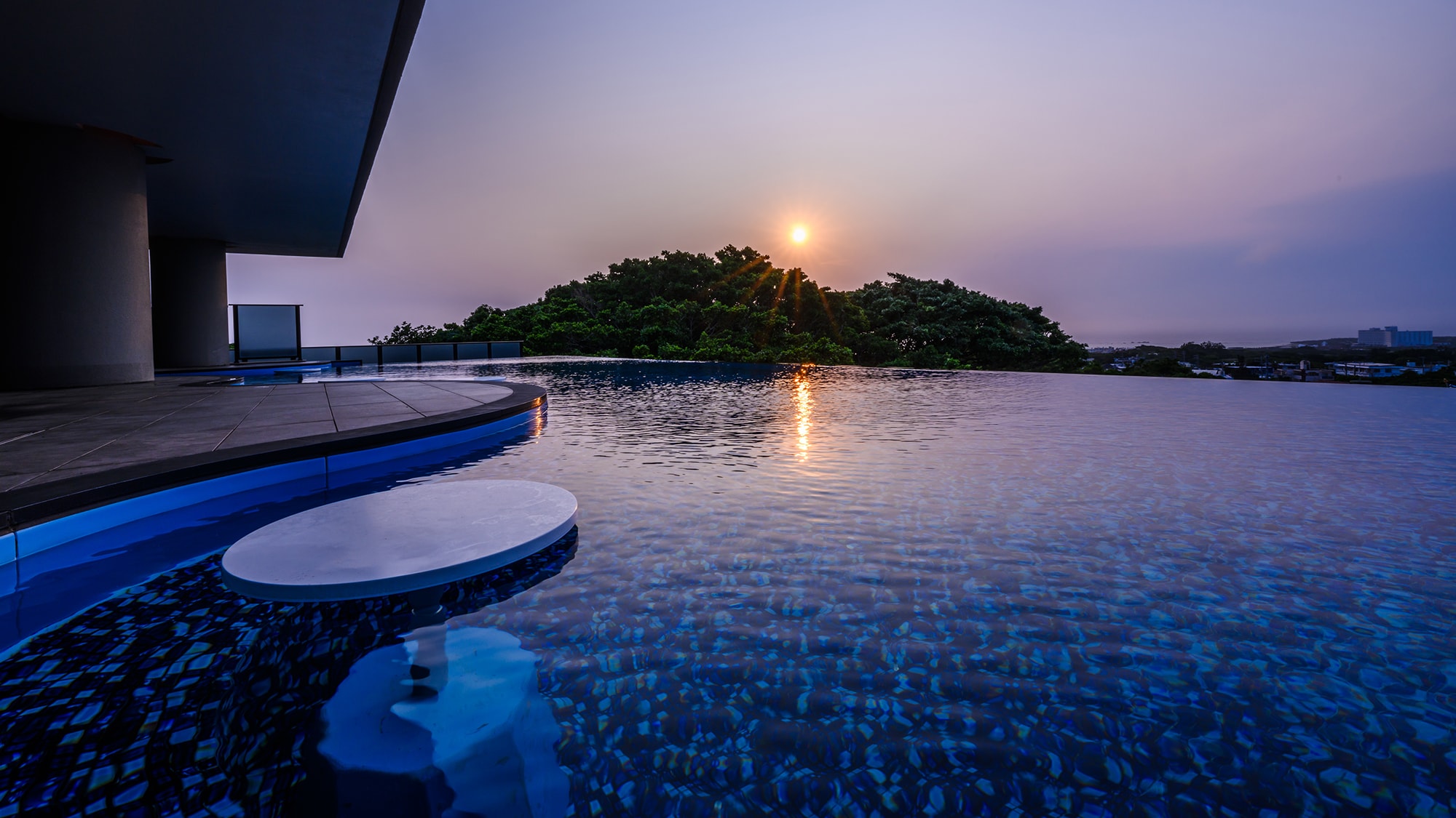 Infinity pool (heated, year-round)