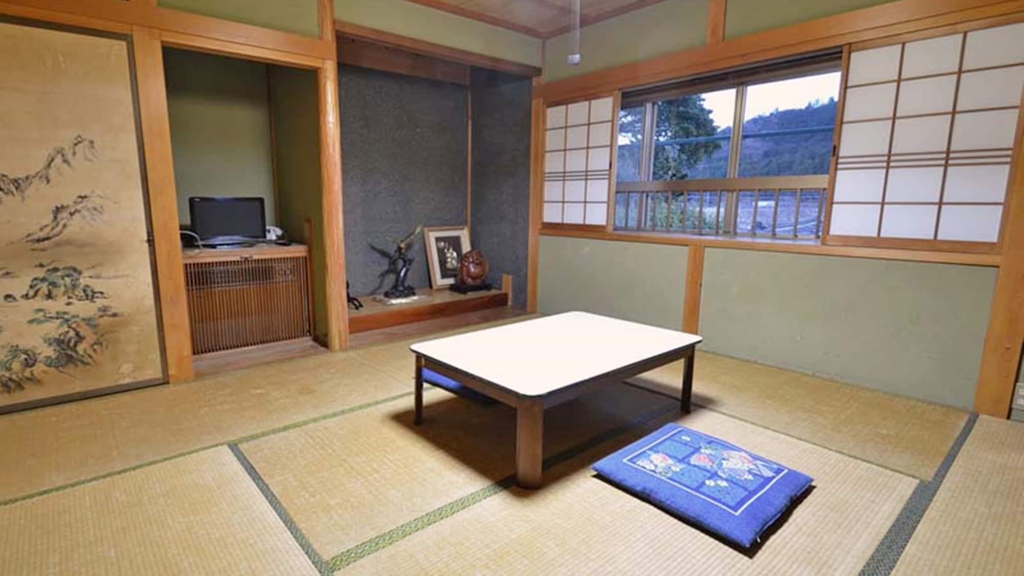 * A Japanese-style room with 8 to 6 tatami mats that can be used comfortably. The photo is the room on the second floor of the main building. Also in the annex.