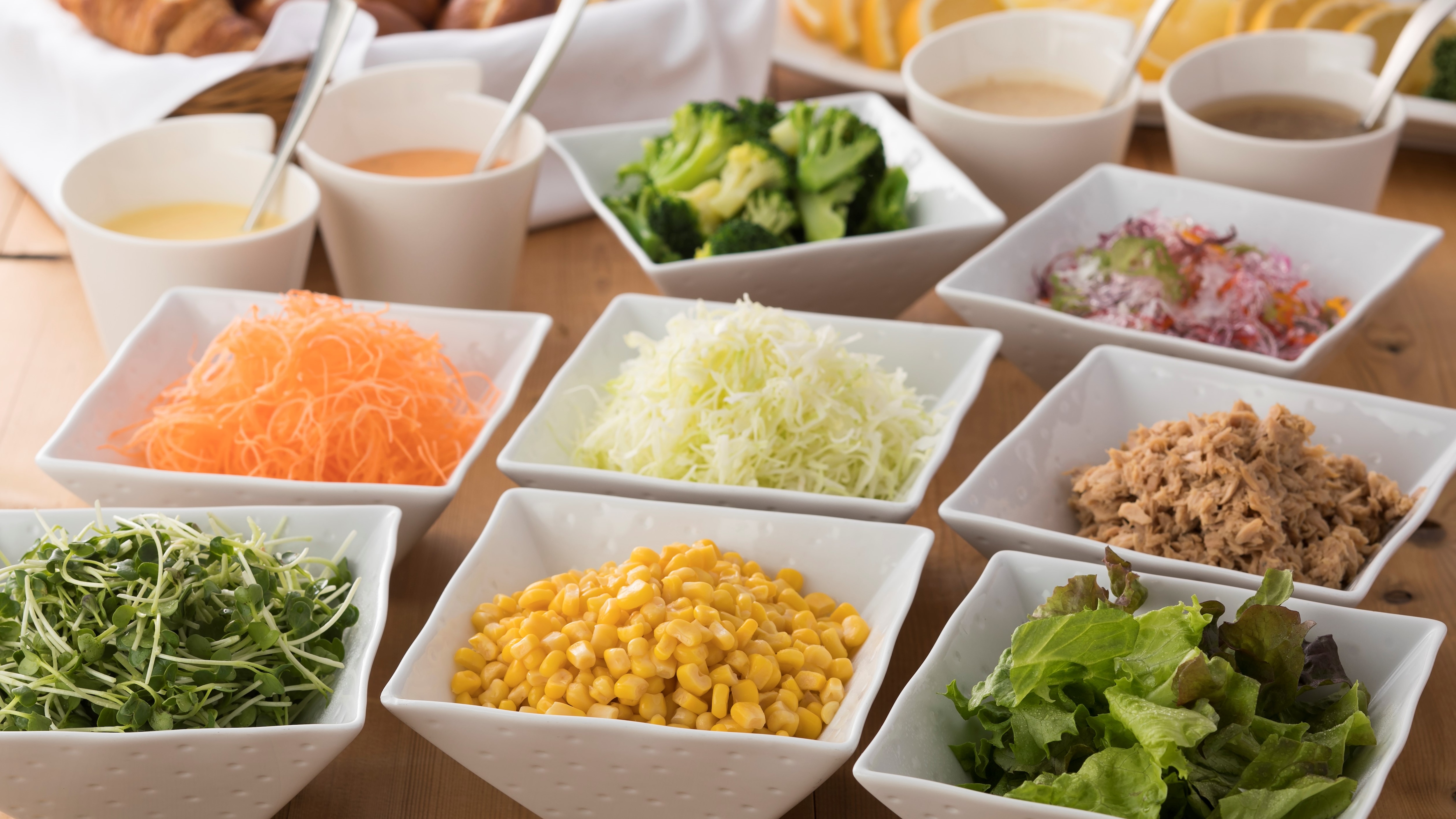 Salad dan 4 jenis saus