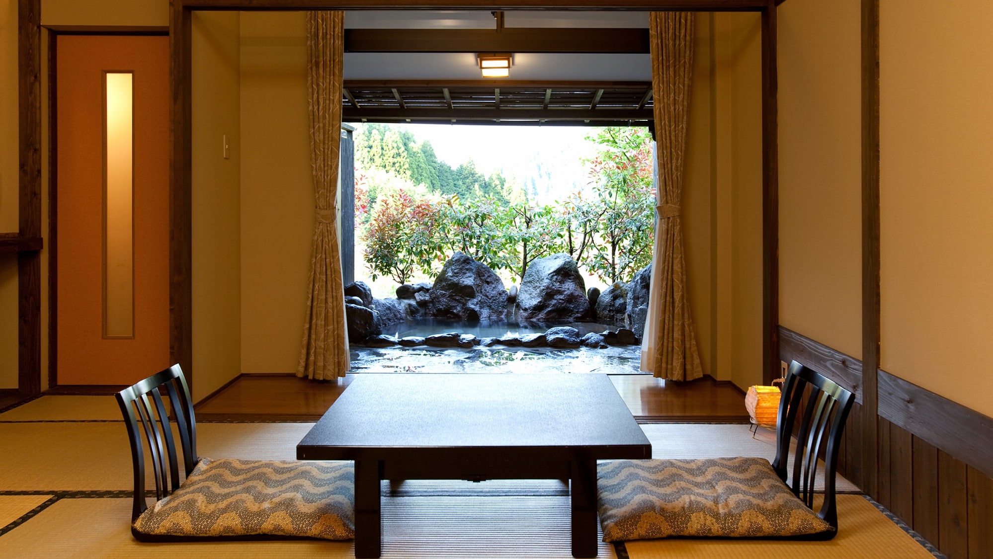 [Japanese-style room with open-air rock bath] Guest room with open-air bath
