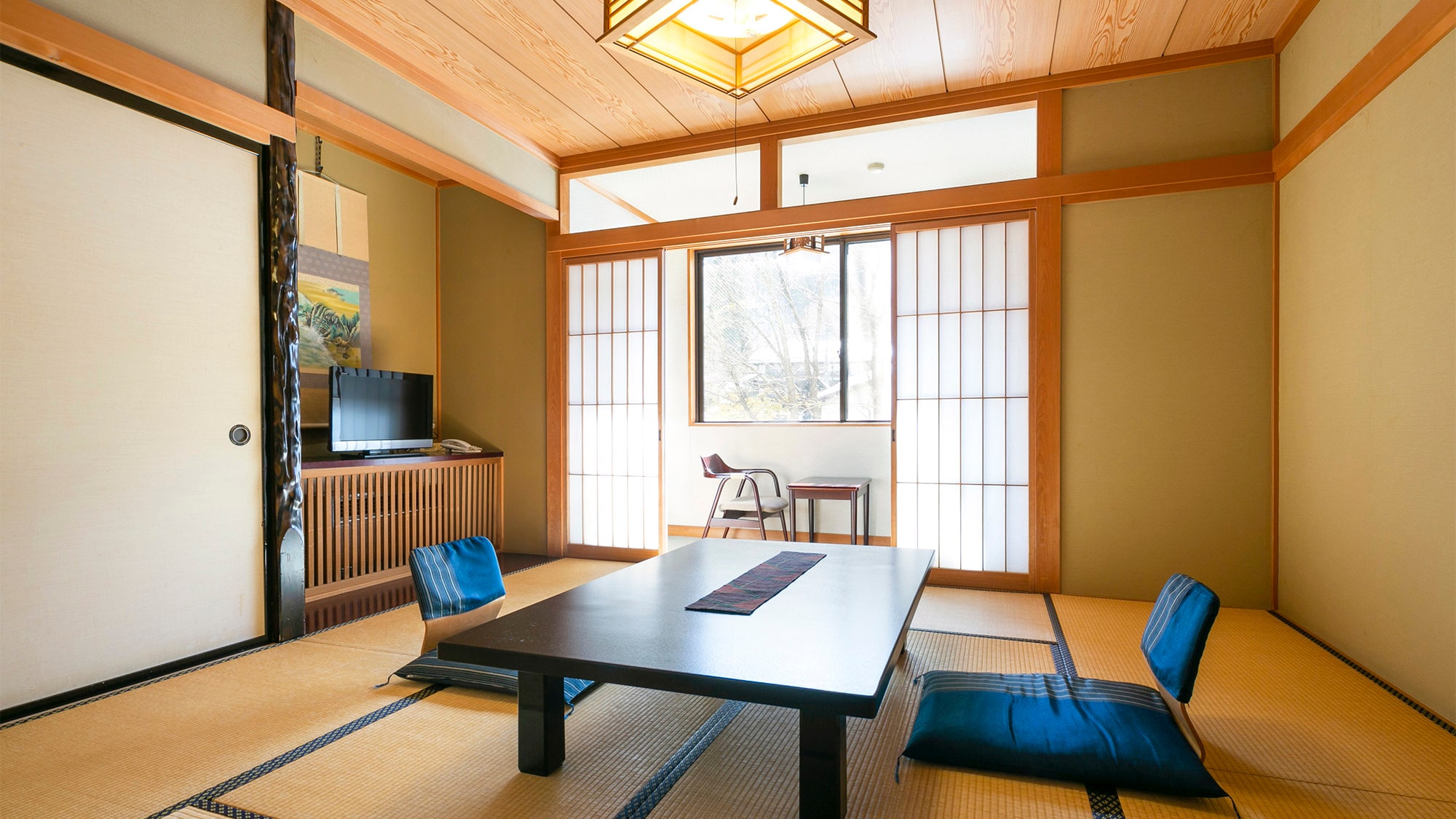 ・ Example of guest room You can see the beautiful mountain range of Oku-Hida from the room.