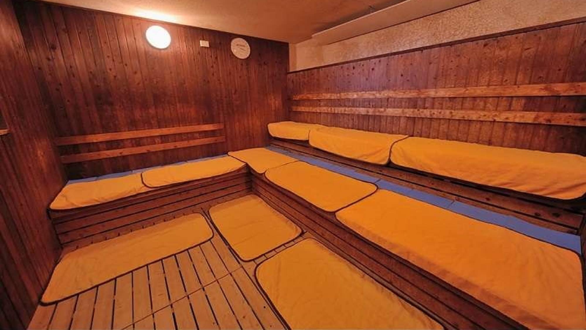 男士大浴場、三溫暖營業時間：15:00～10:00（1:00～5:00休息）