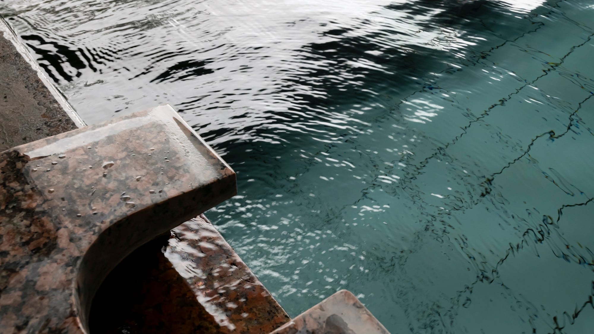 A natural hot spring that warms your body from the core and invites you to a good night's sleep. Detox your body at the hot springs