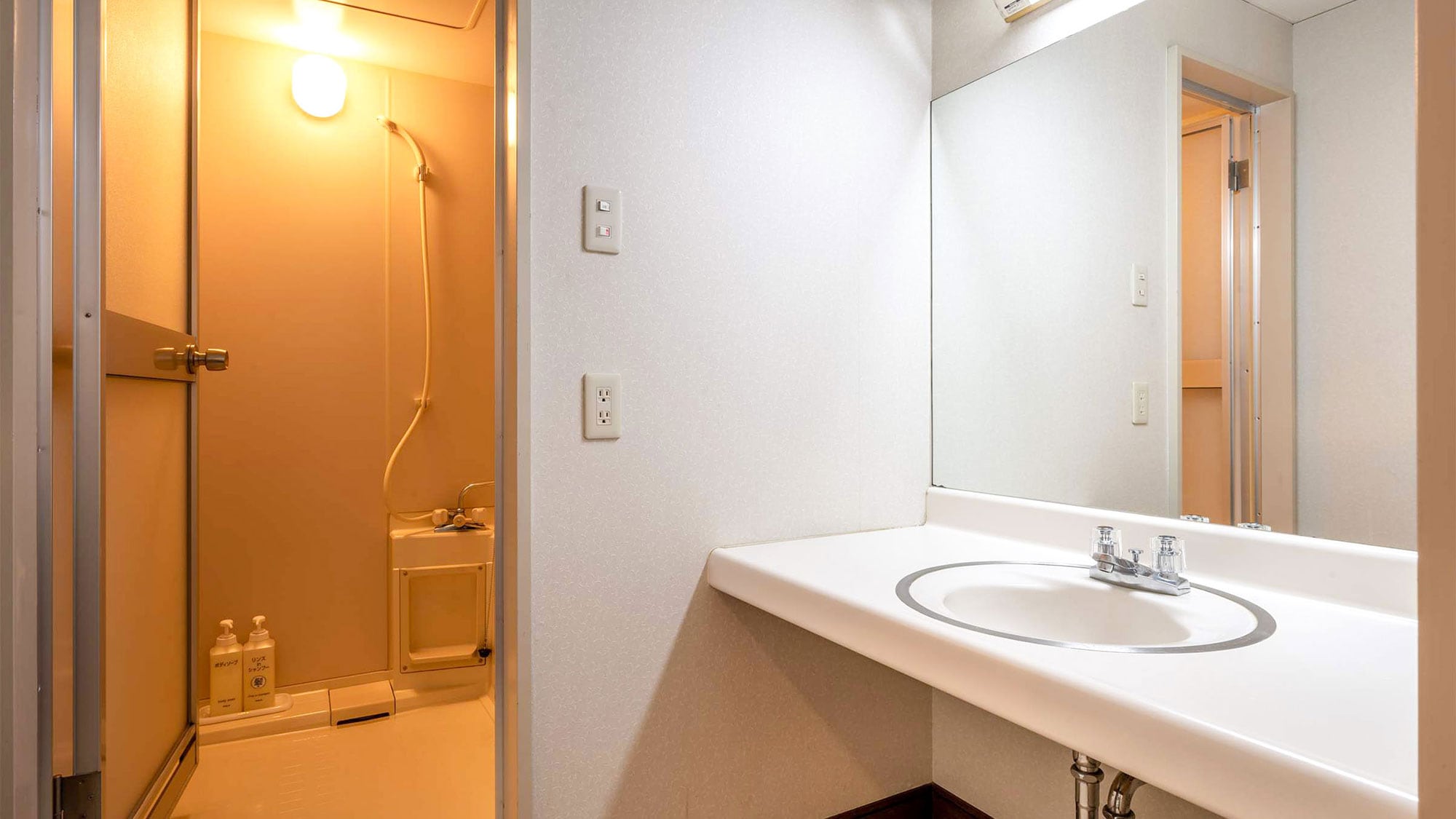 ・[Japanese-style room with 18 tatami mats] Comes with a private bathroom, so it is also recommended for families with children.