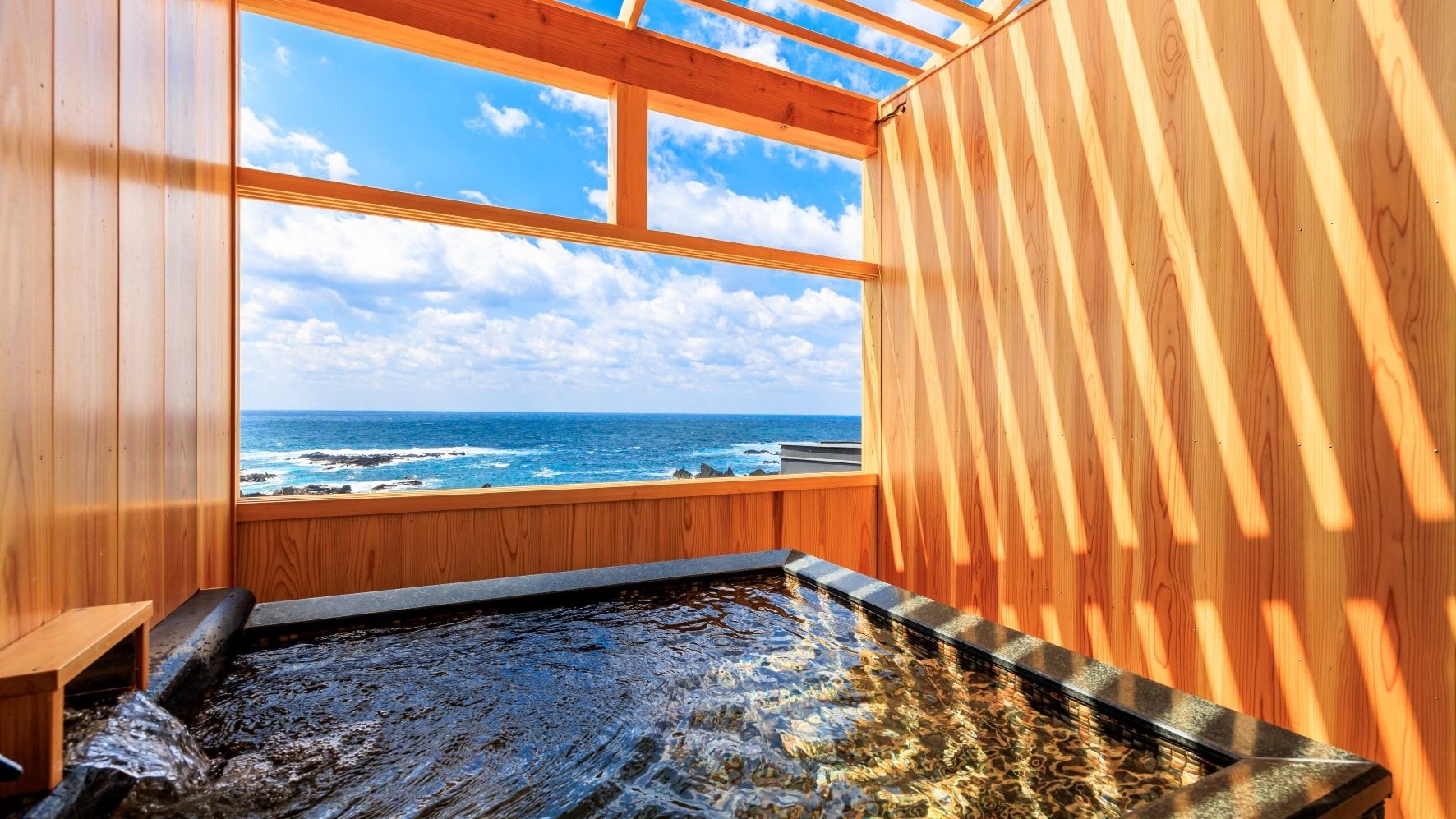 ▲ Premier corner suite with open-air bath