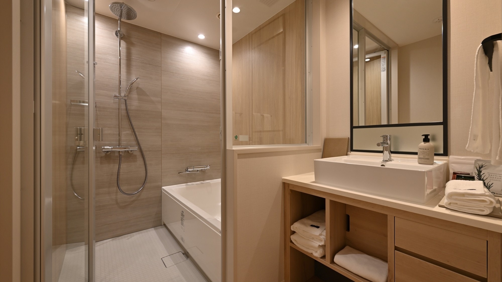 [Ví dụ về phòng du lịch] Không gian bên trong lấy cảm hứng từ sự tươi ngon và sạch sẽ của táo, một đặc sản địa phương.