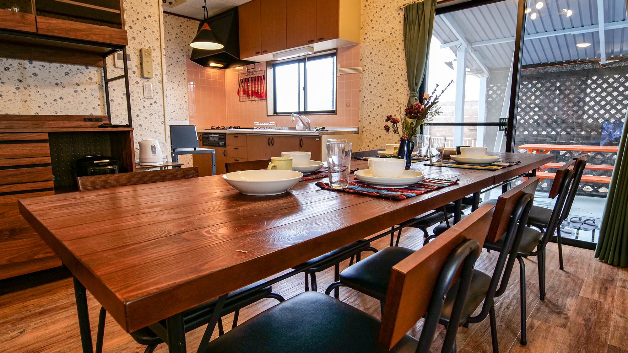 ・[Living room] There is a dining table in the living room, and you can access the deck table outside from the window.