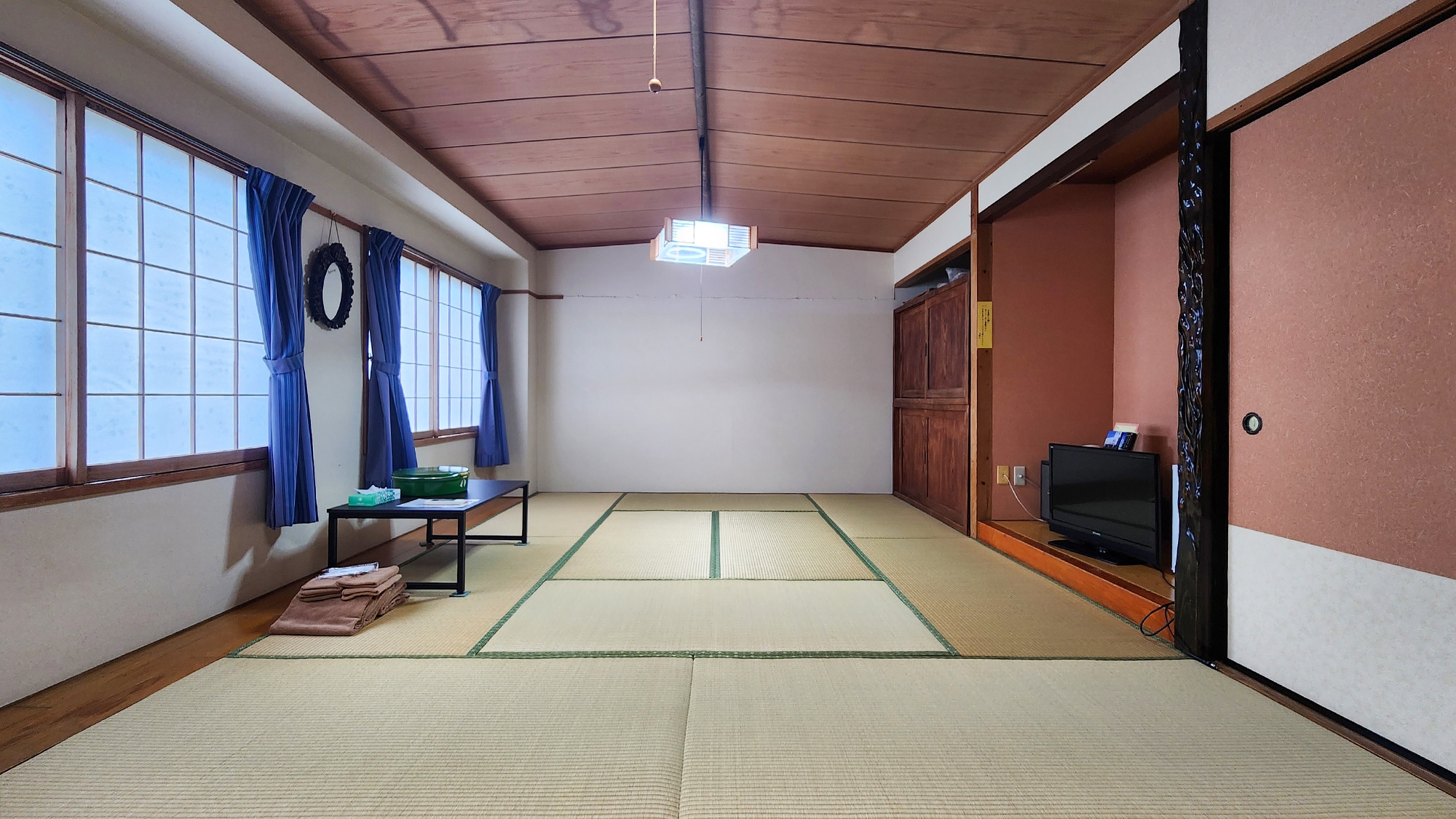 #Japanese-style room (16 tatami mats) A spacious room ideal for groups.