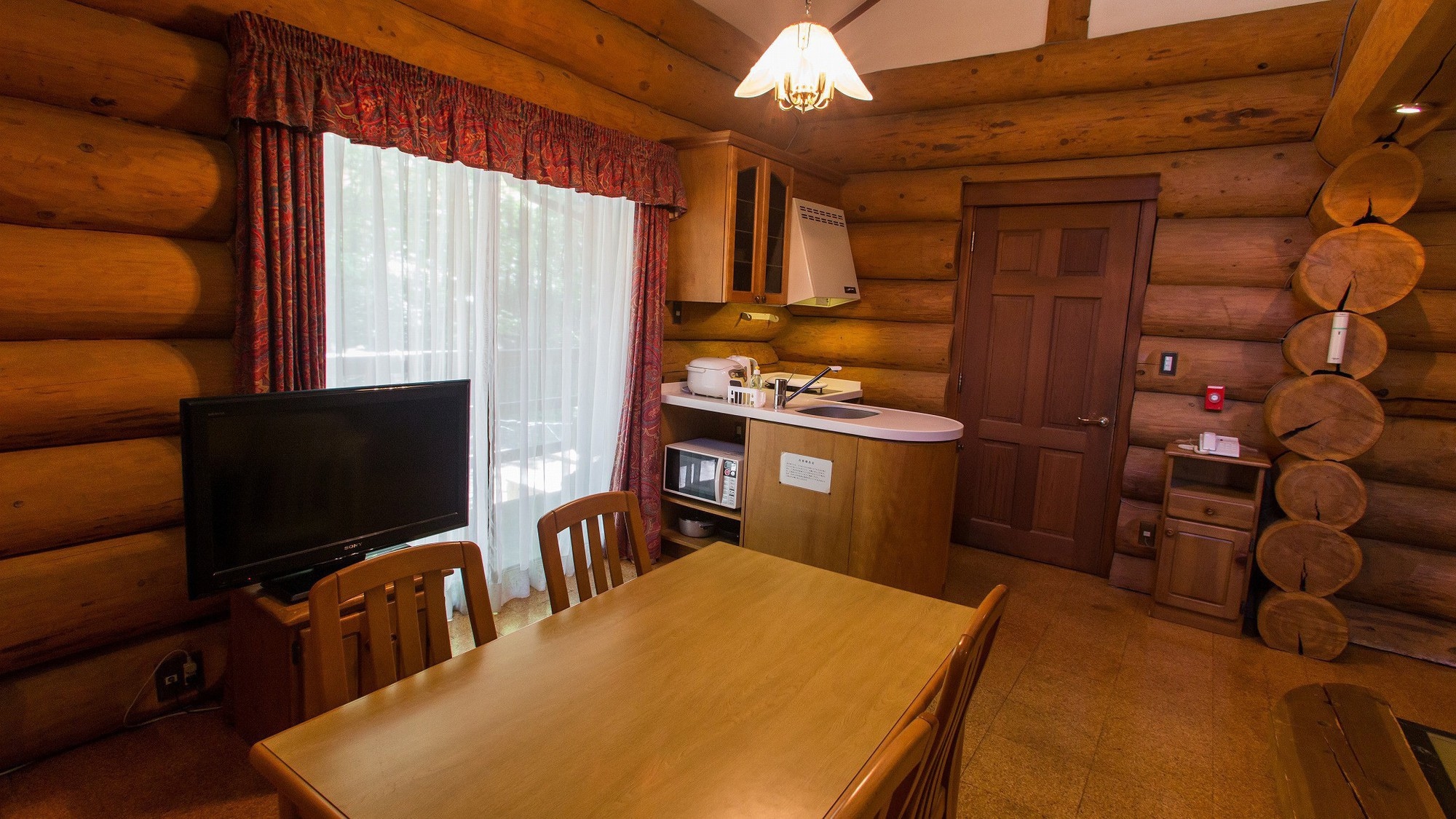 [Log house] It is built in the vast nature. Each room is equipped with a kitchen.