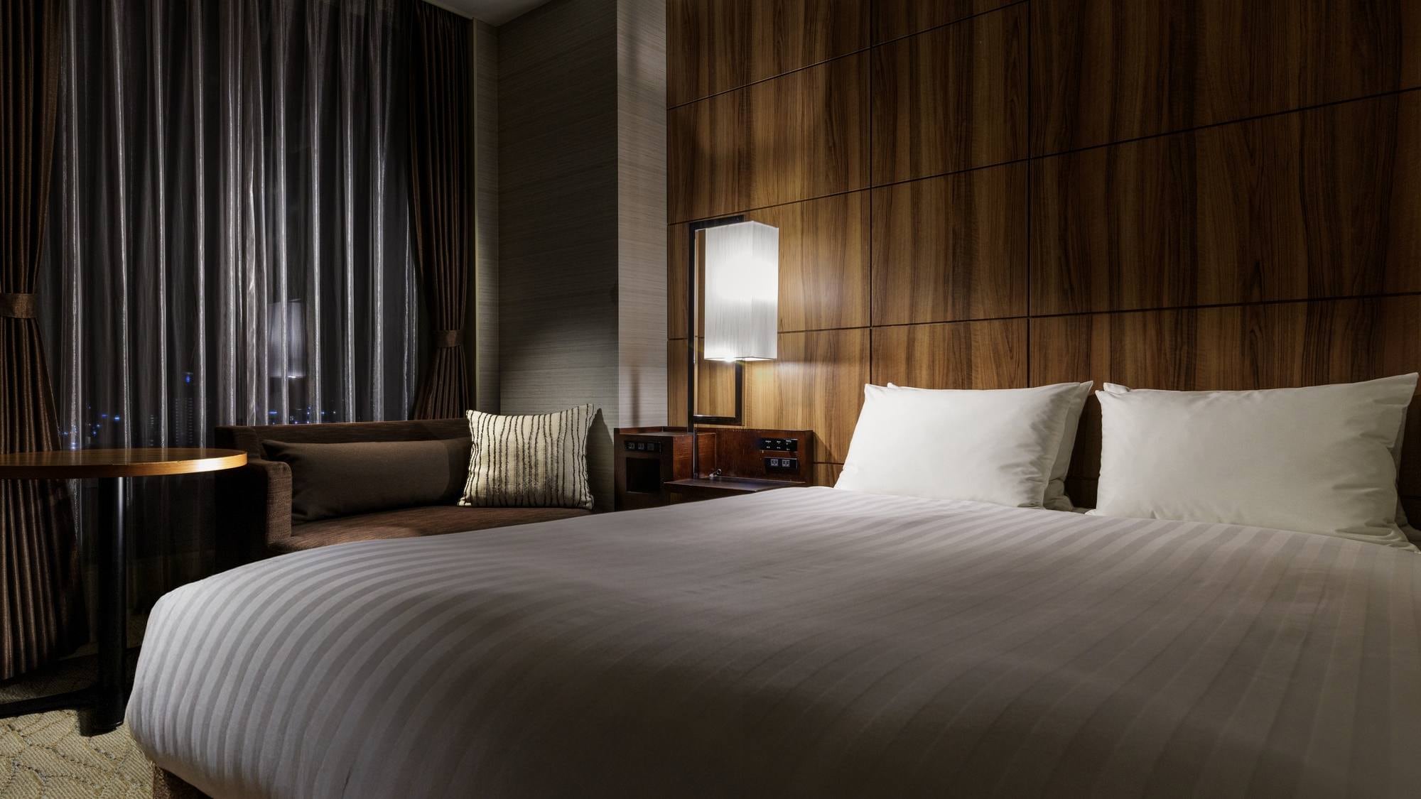 [Sakurajima side double room 17.7m²/bed width 150cm] A relaxing sofa and a gentle design.