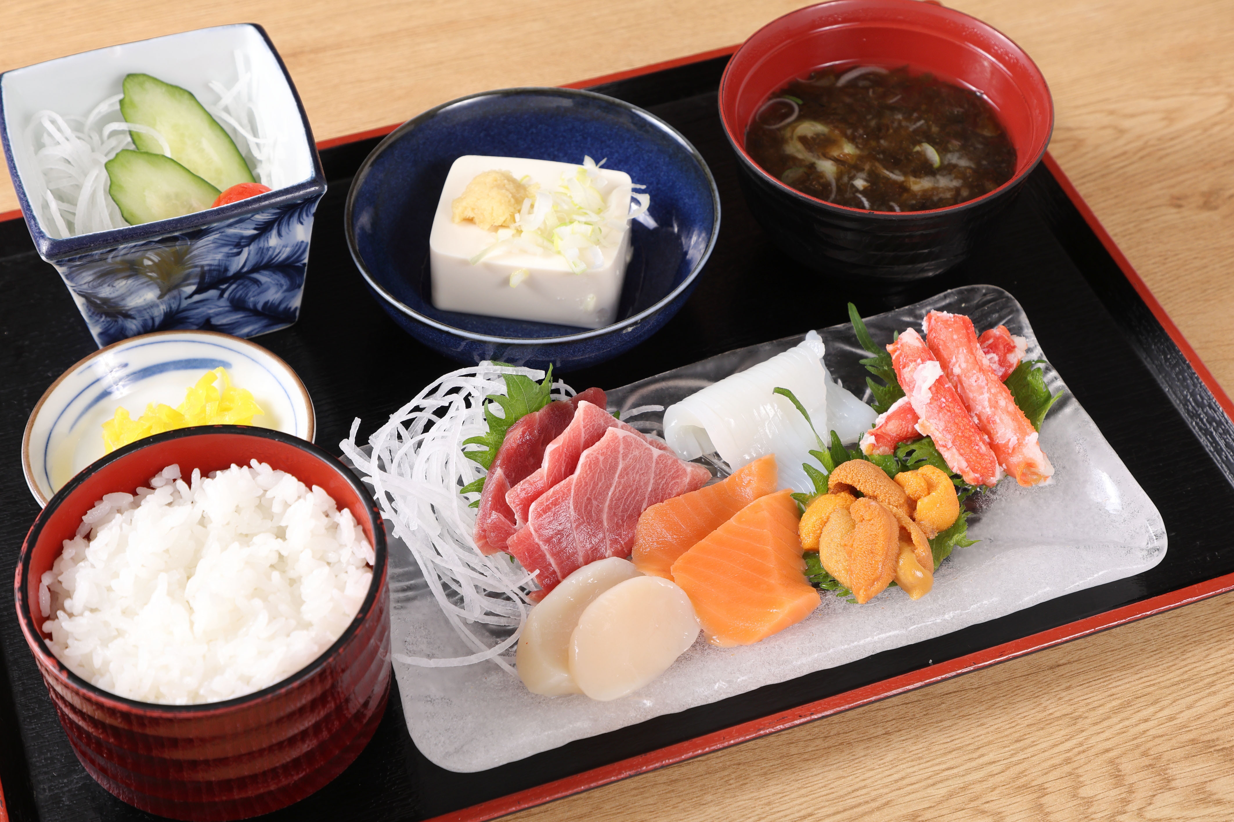 Set makanan sashimi Jepang diantar ke kamar Anda.