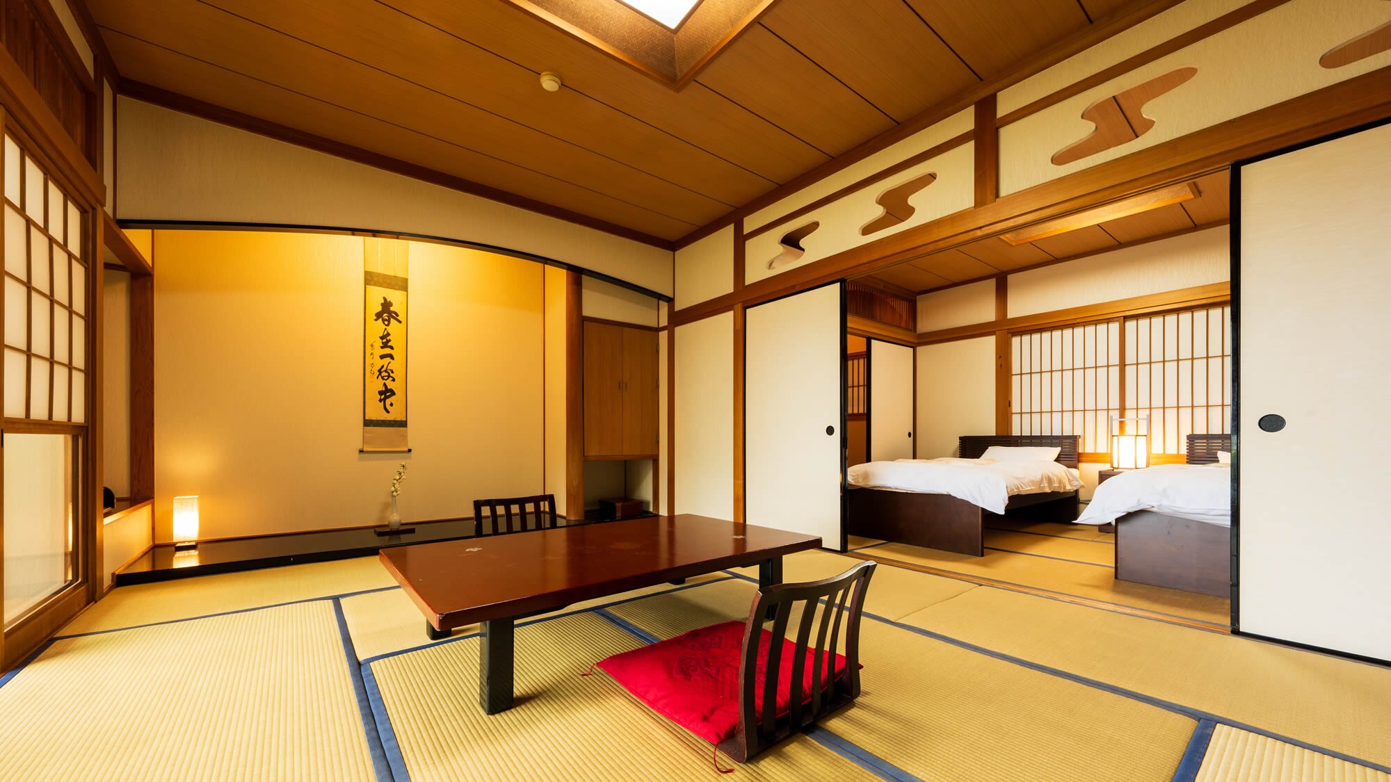 [Deluxe half open-air bath Japanese-style room renovated in July 2014]