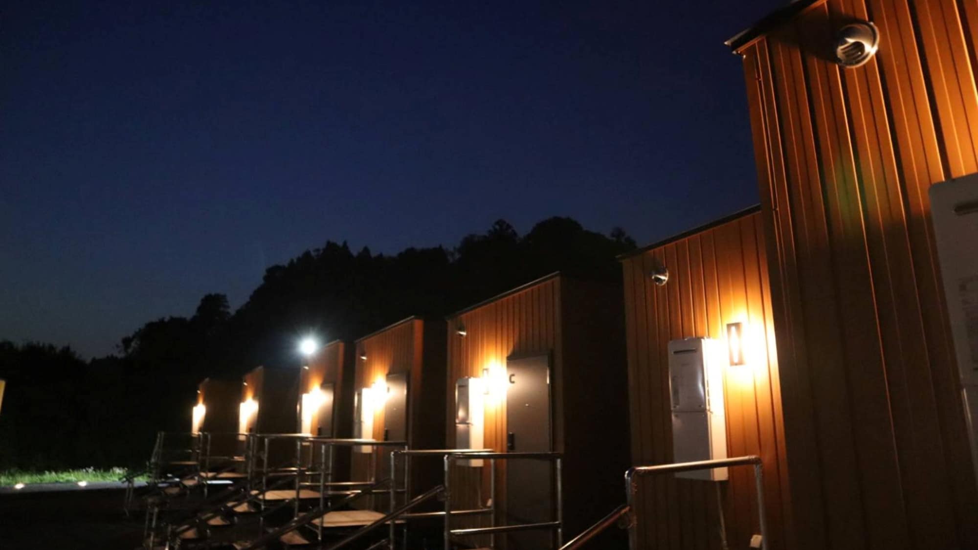 [Phòng khách vào ban đêm] Phòng khách được thắp sáng ấm áp nằm trong sự tĩnh lặng.