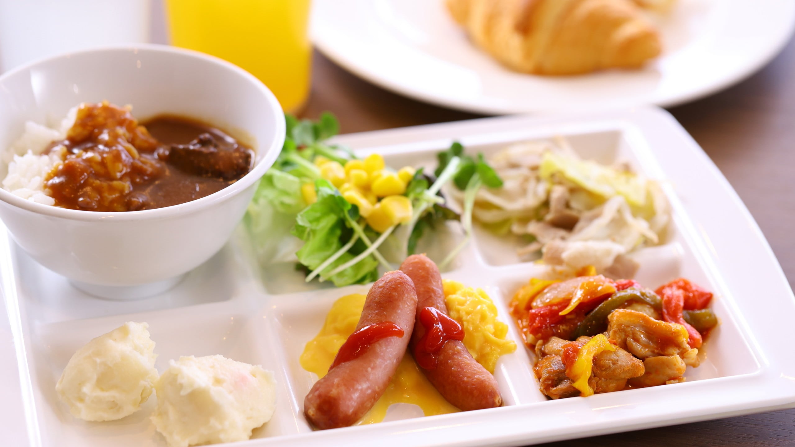Breakfast buffet/Western food image
