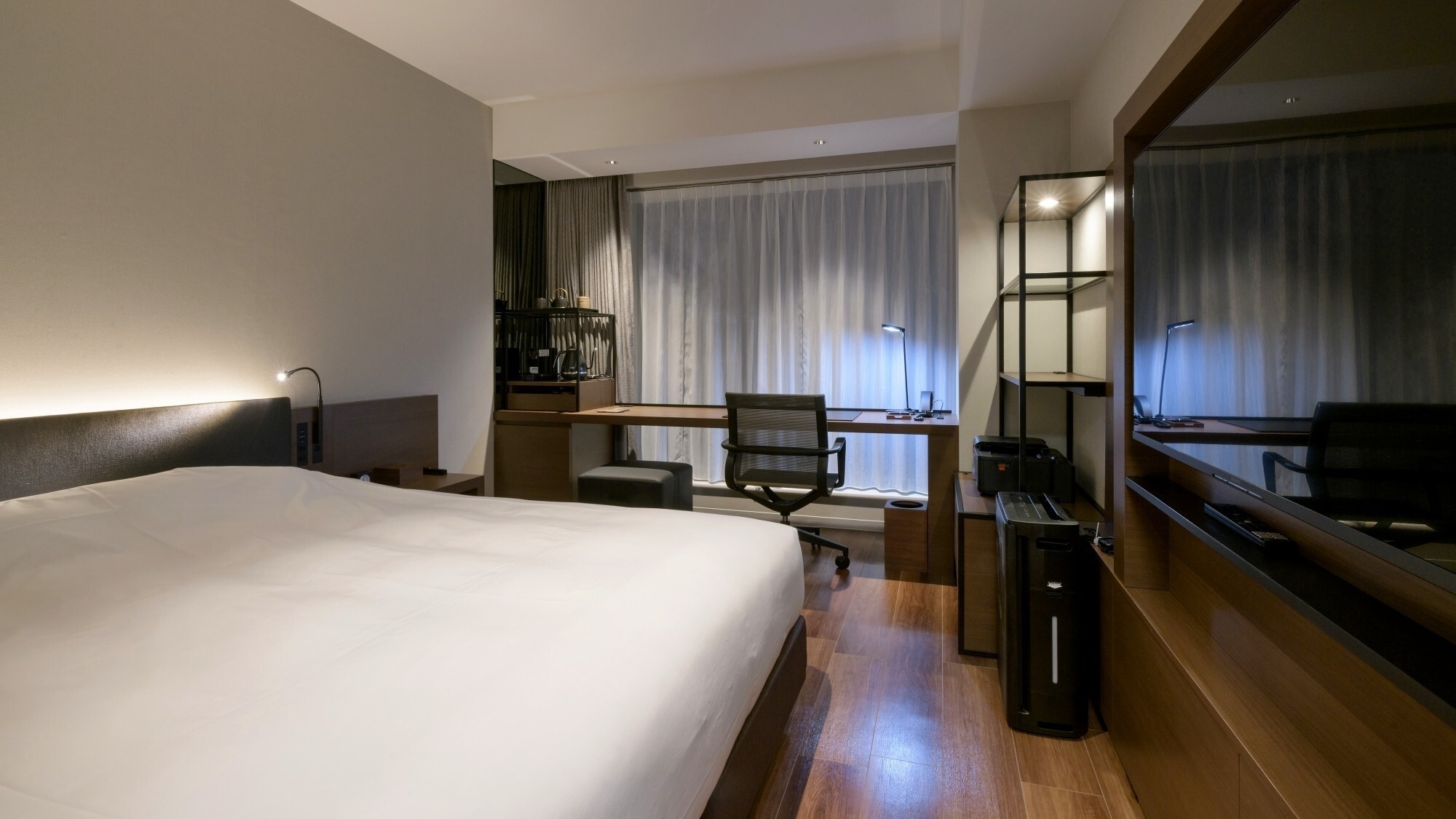 [Ví dụ về phòng sáng tạo] Phòng cung cấp +alpha cho doanh nghiệp. Chiếc giường rộng 1.800m mang lại giấc ngủ chất lượng.