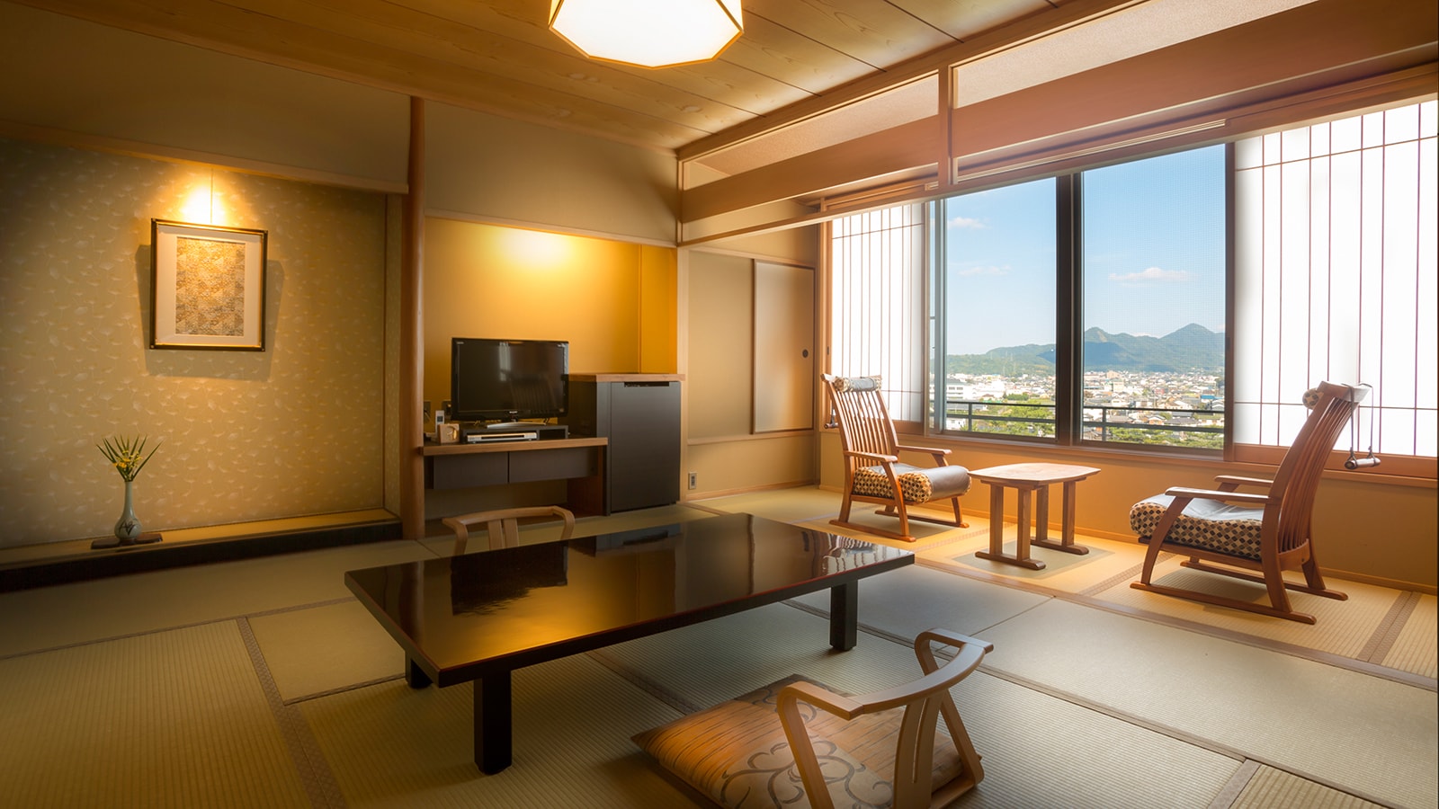 [Fujimidai / Japanese-style room (Sanuki Plain side)] Overlooking the historic temple town and the magnificent Asan Mountains (example)