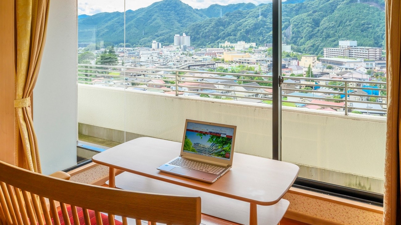 [Main building Western-style luxury twin room] The table set by the window can also be used for workcations.