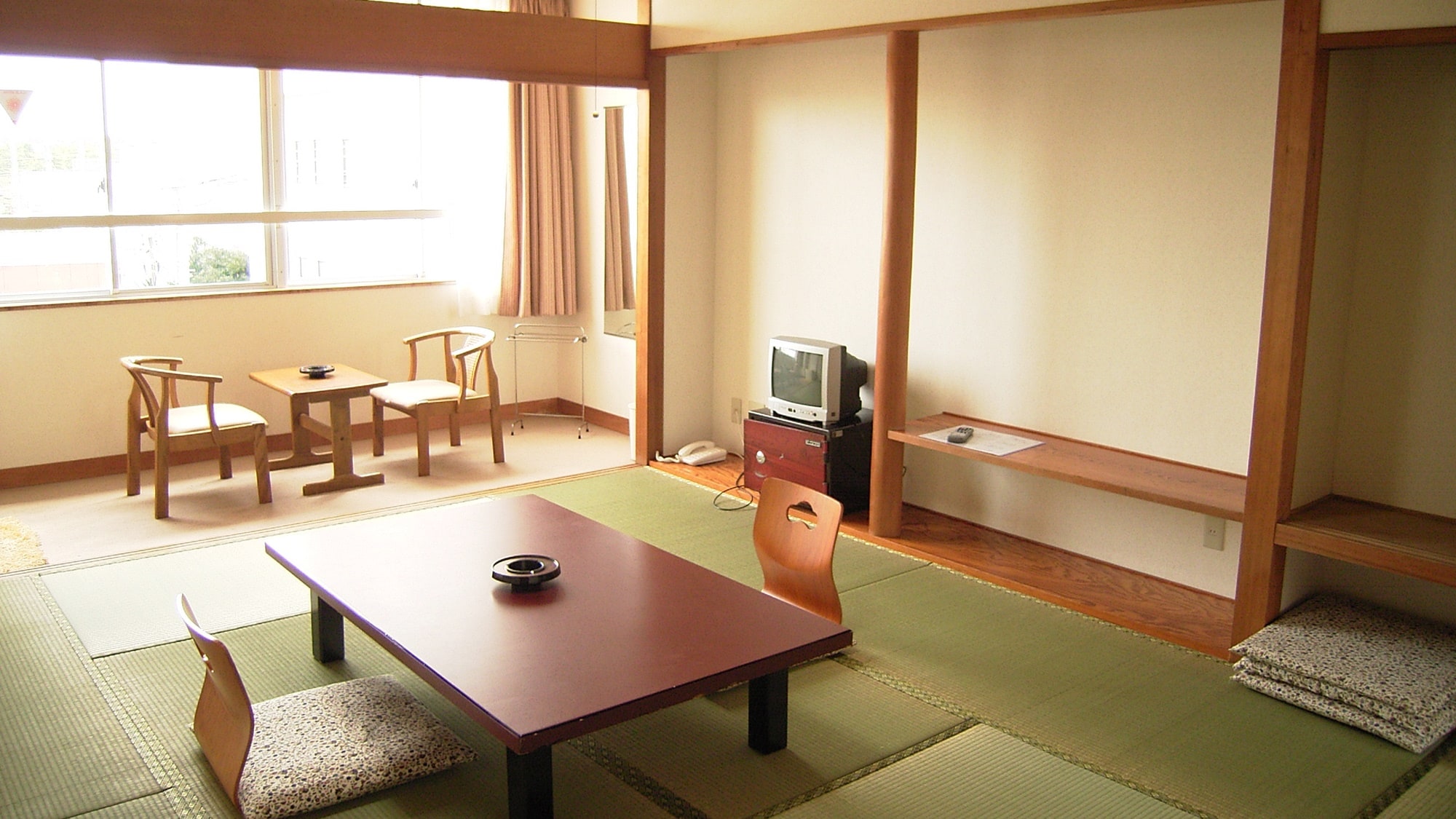 * An example of a guest room in the main building / A simple Japanese-style room with a calm atmosphere.