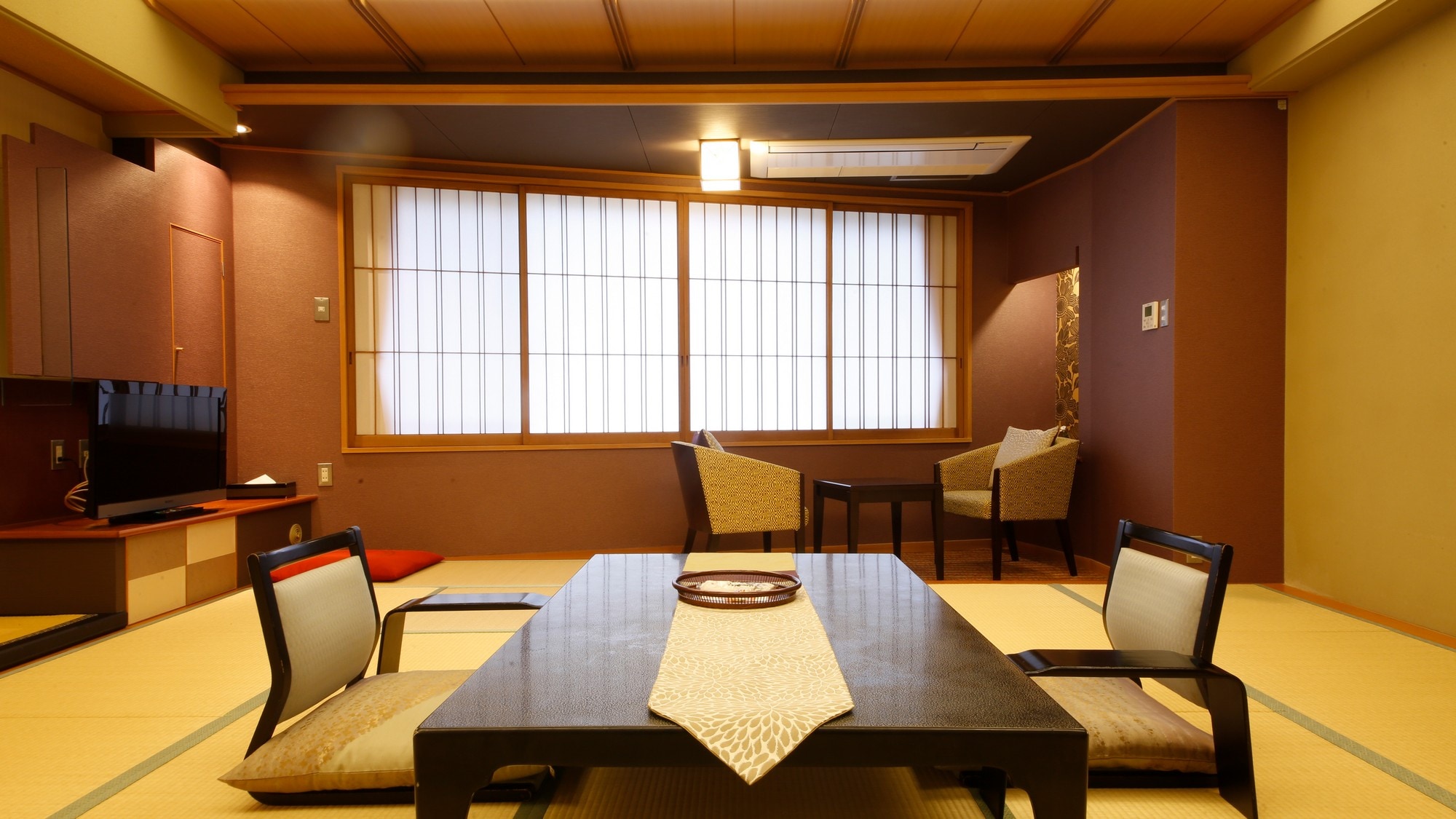 優雅的日式現代豪華客房 <格子房> 我們設置了寬闊的邊緣，變成了舖有地毯的空間。