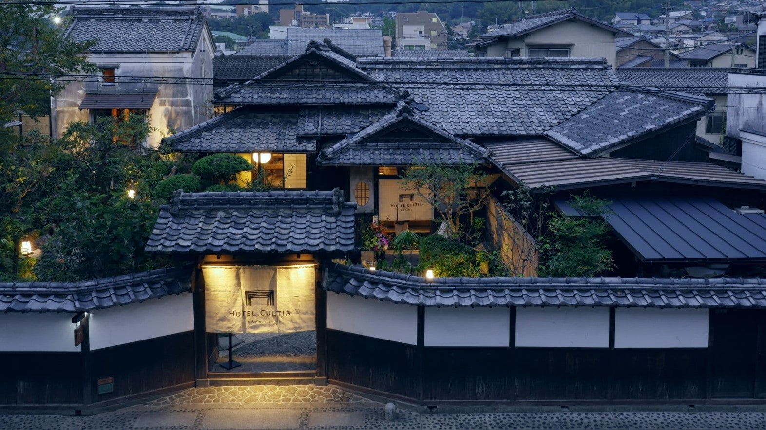 [Exterior] When the sun goes down, the Hotel Cultia Dazaifu is filled with warmth, with its gentle light and the solid feel of the building.