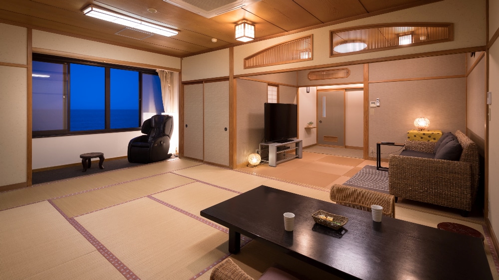 Kamar bergaya Jepang dengan pemandangan laut dan kamar mandi "Himawari"