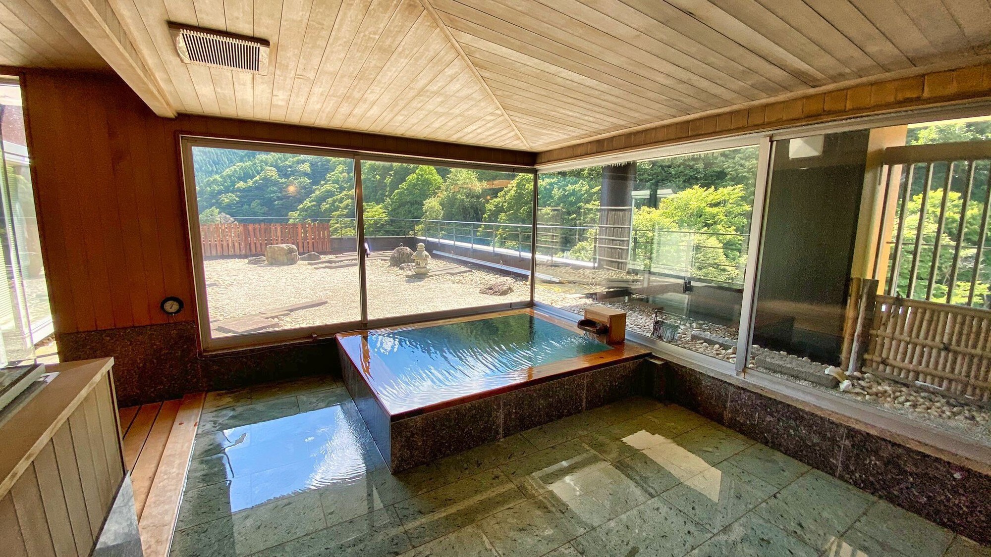 【附半露天浴池的屋顶庭院】801号房◆影剧院+2间西式房间/室内温泉浴池