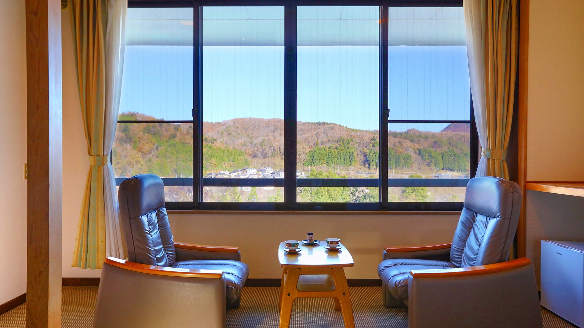 [禁煙]日式房間10張榻榻米+3張榻榻米（示例）......您可以從窗戶俯瞰秋保的自然風光。