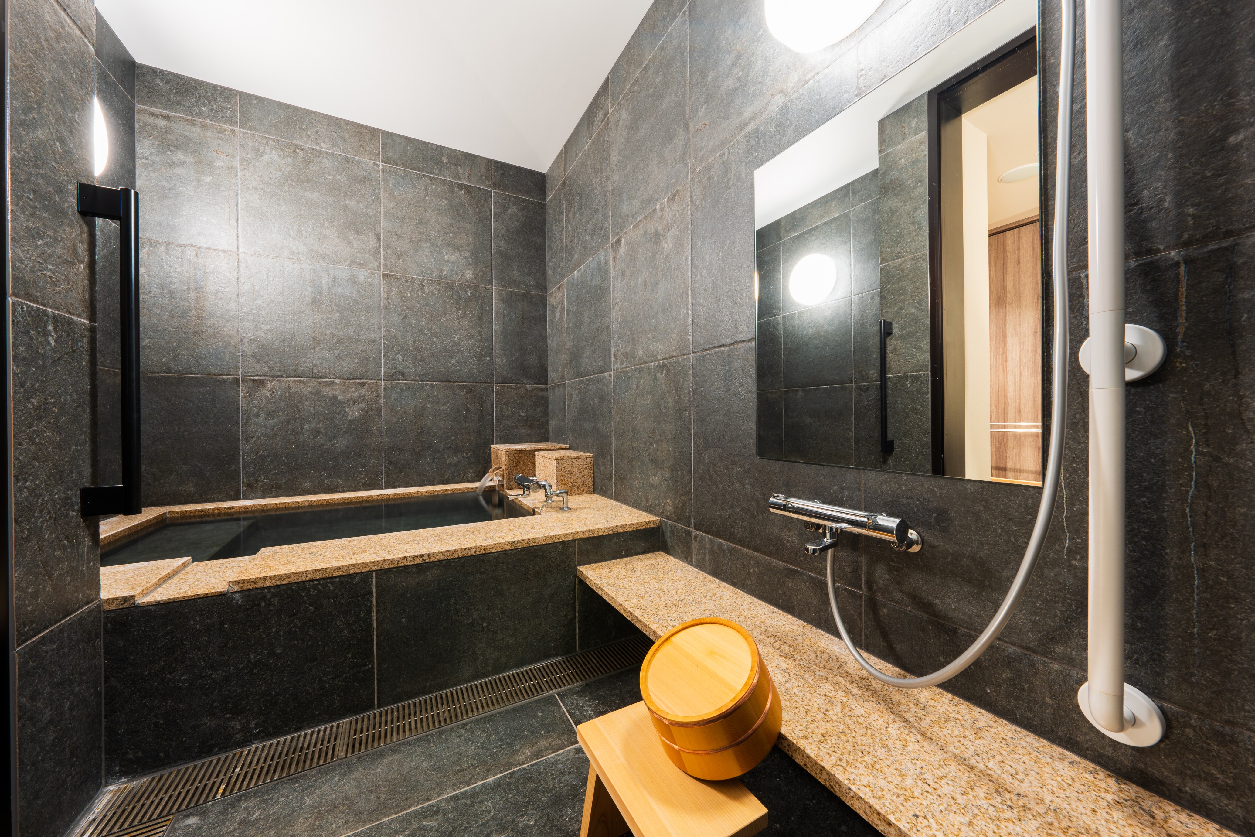 Twin room with free-flowing hot spring water "Yuraku"